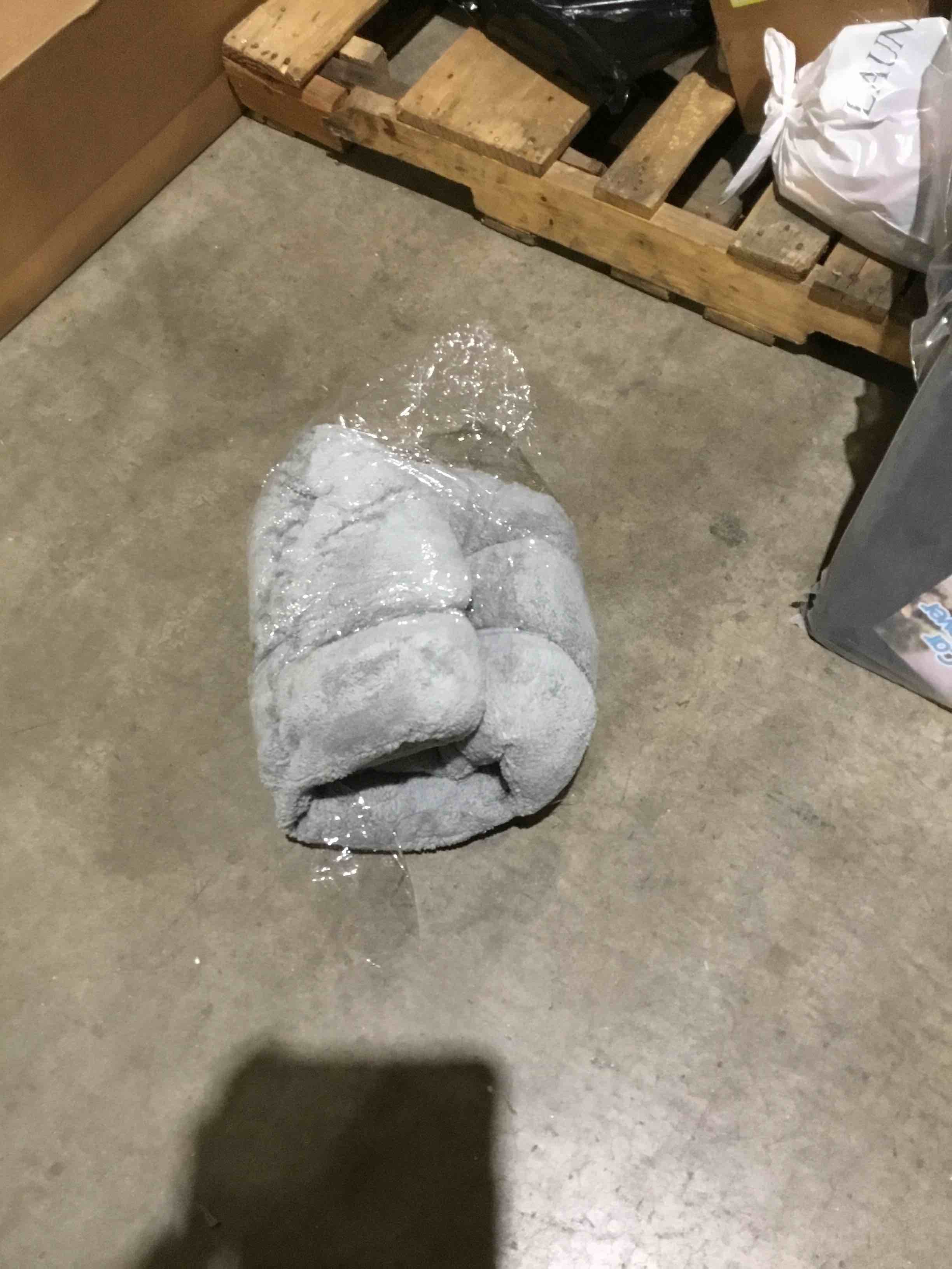 Condition photo showing Good Condition for Round Cat Bed Washable Cat Donut Bed with Non-Slip Bottom Comfortable Soft Pet Bed for Indoor Cats/Gray ?Diameter: 15.75"?