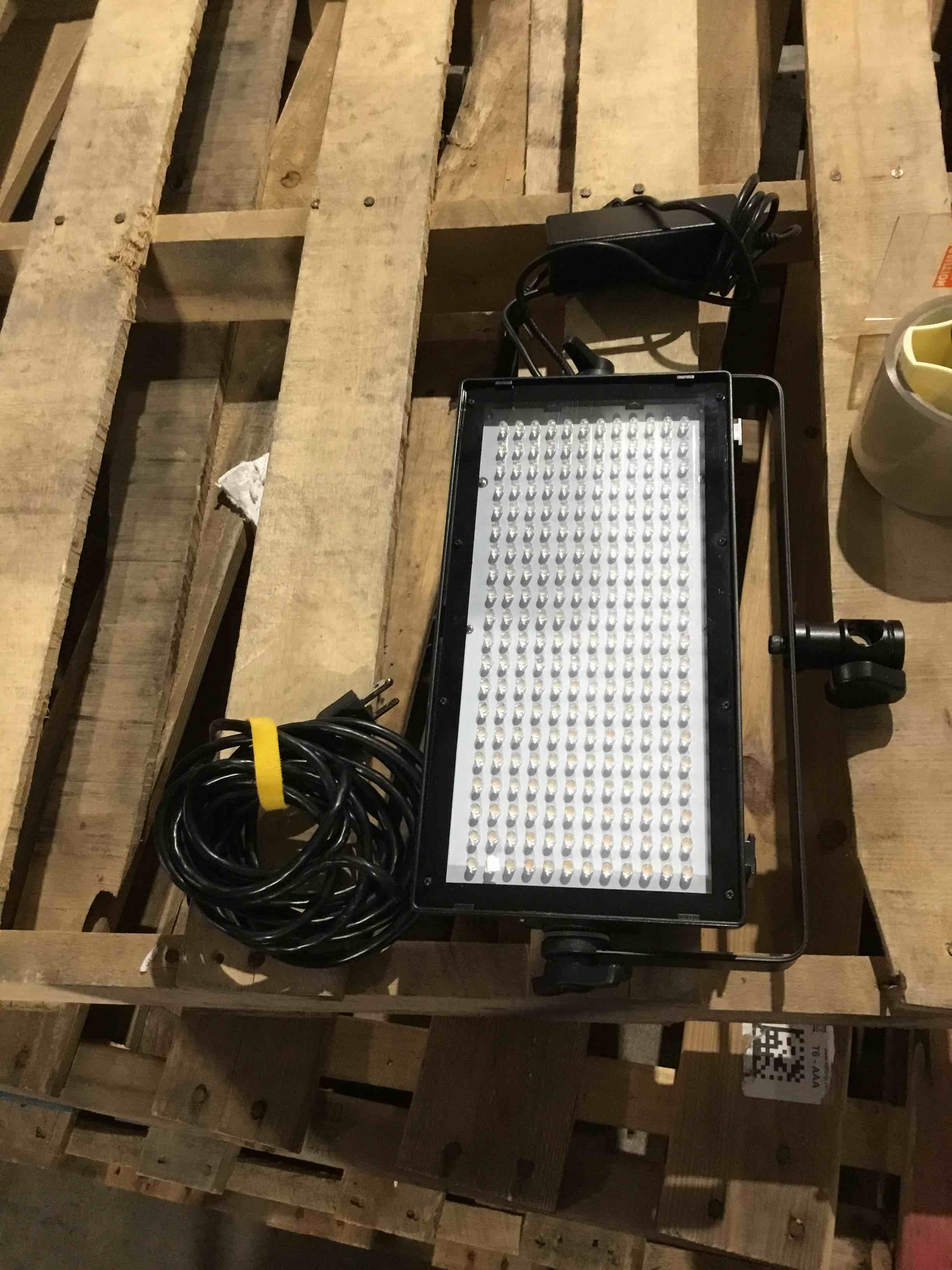 Condition photo showing Good Condition for genaray sp-e-240b spectroled essential 240 bicolor led light 