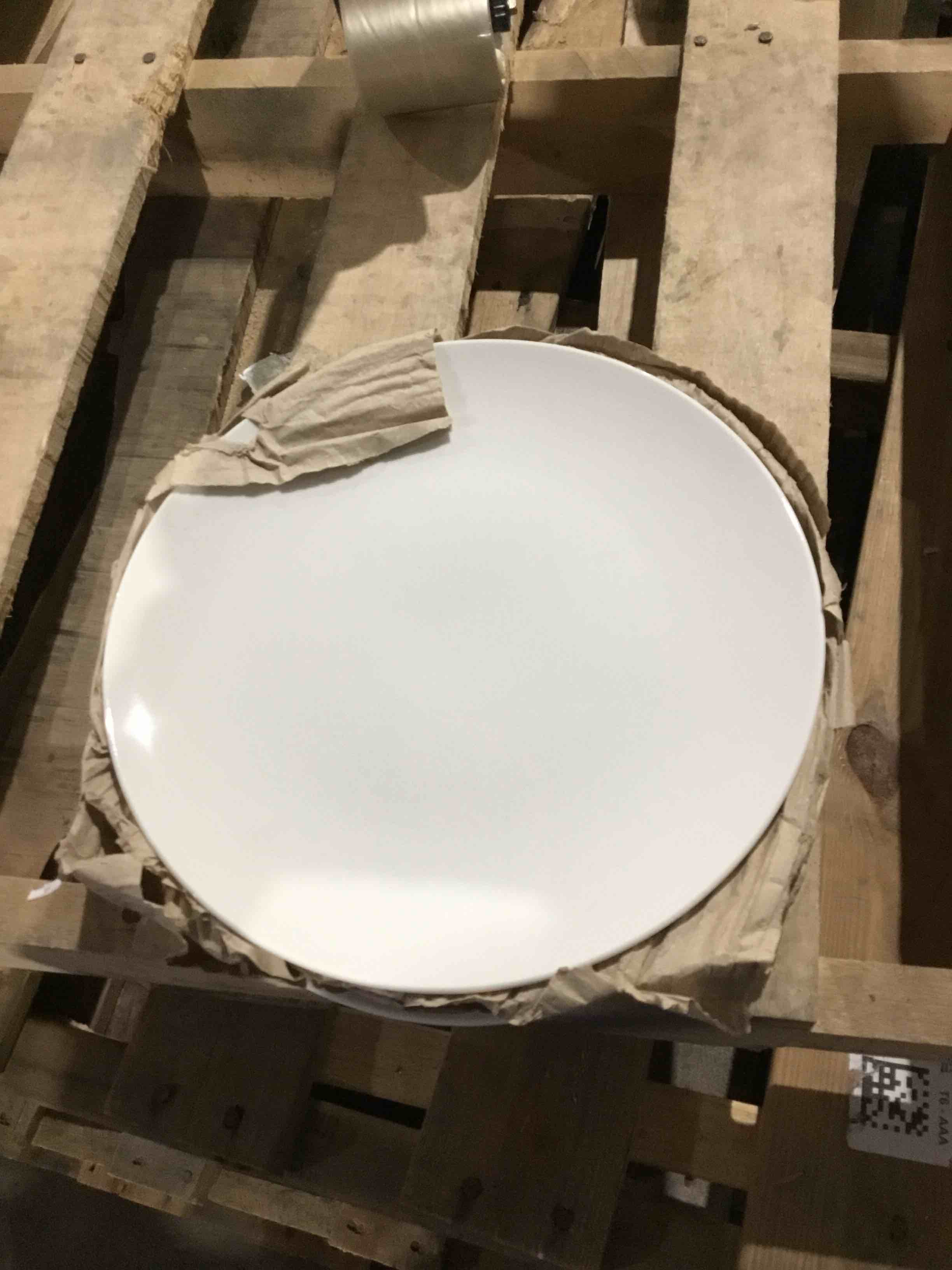 Condition photo showing Good Condition for 10.5 in pescara coupe white dinner plate, set of 4