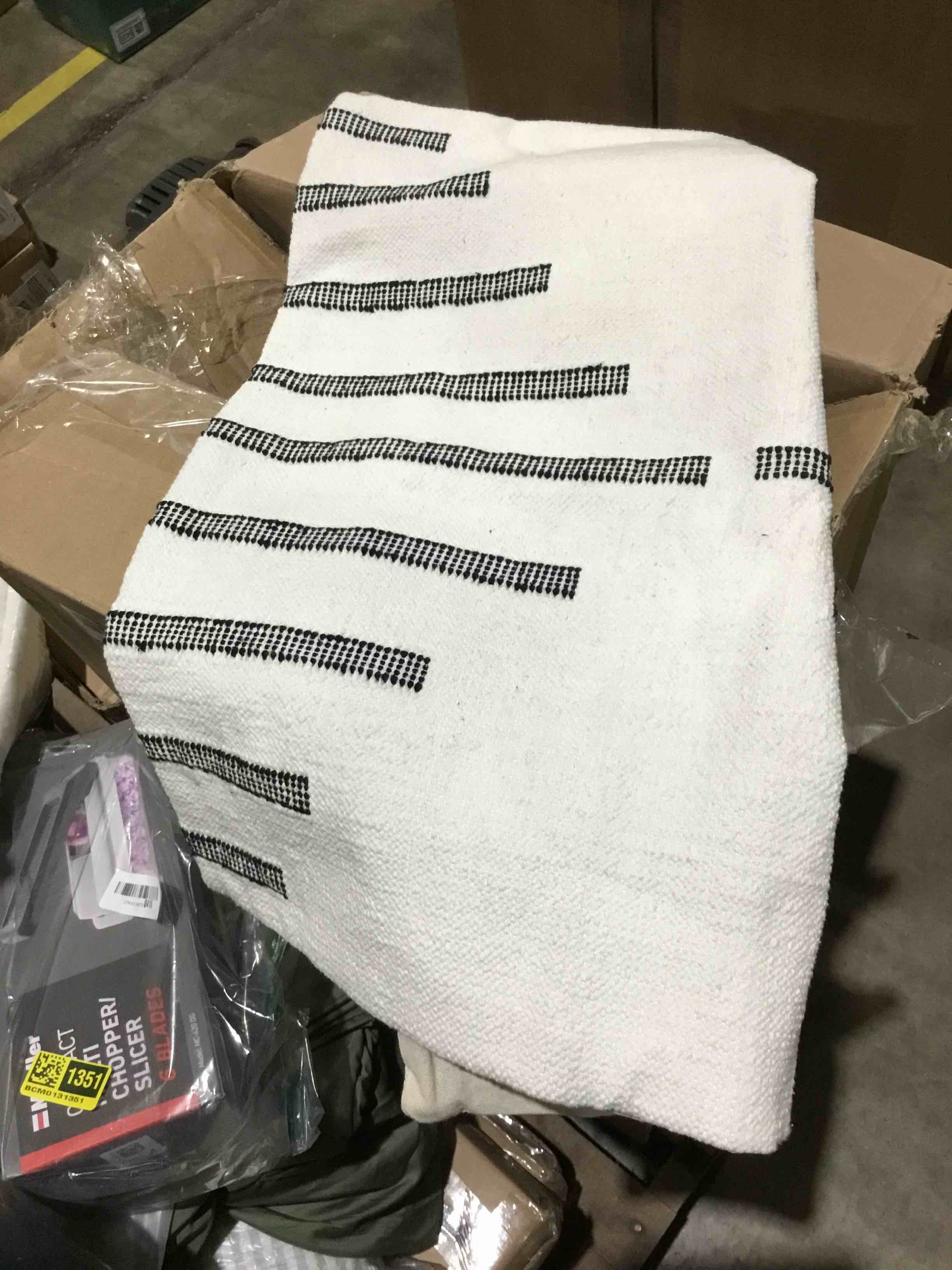 Condition photo showing New/Like New for Bold Stripe Pillow Cover,Black, 20x20