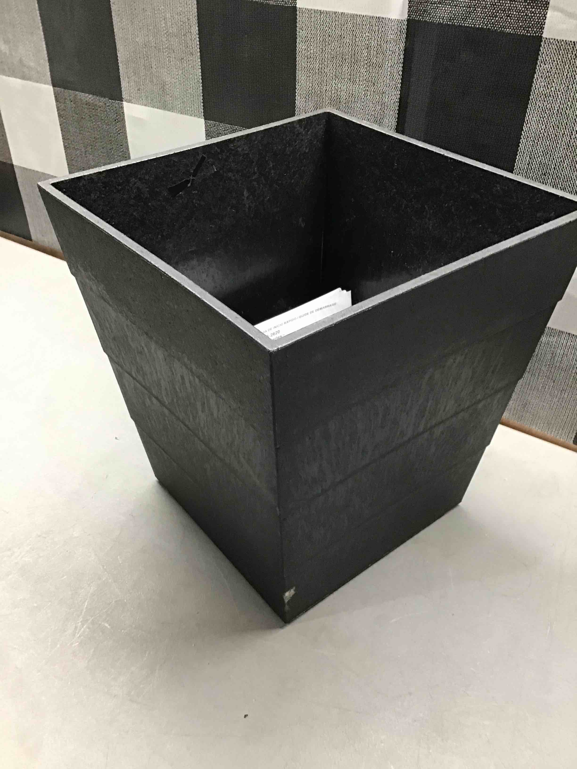 https://s3.amazonaws.com/lotting-images-prod/bidfta/YEL3616727_1685707737345.jpeg