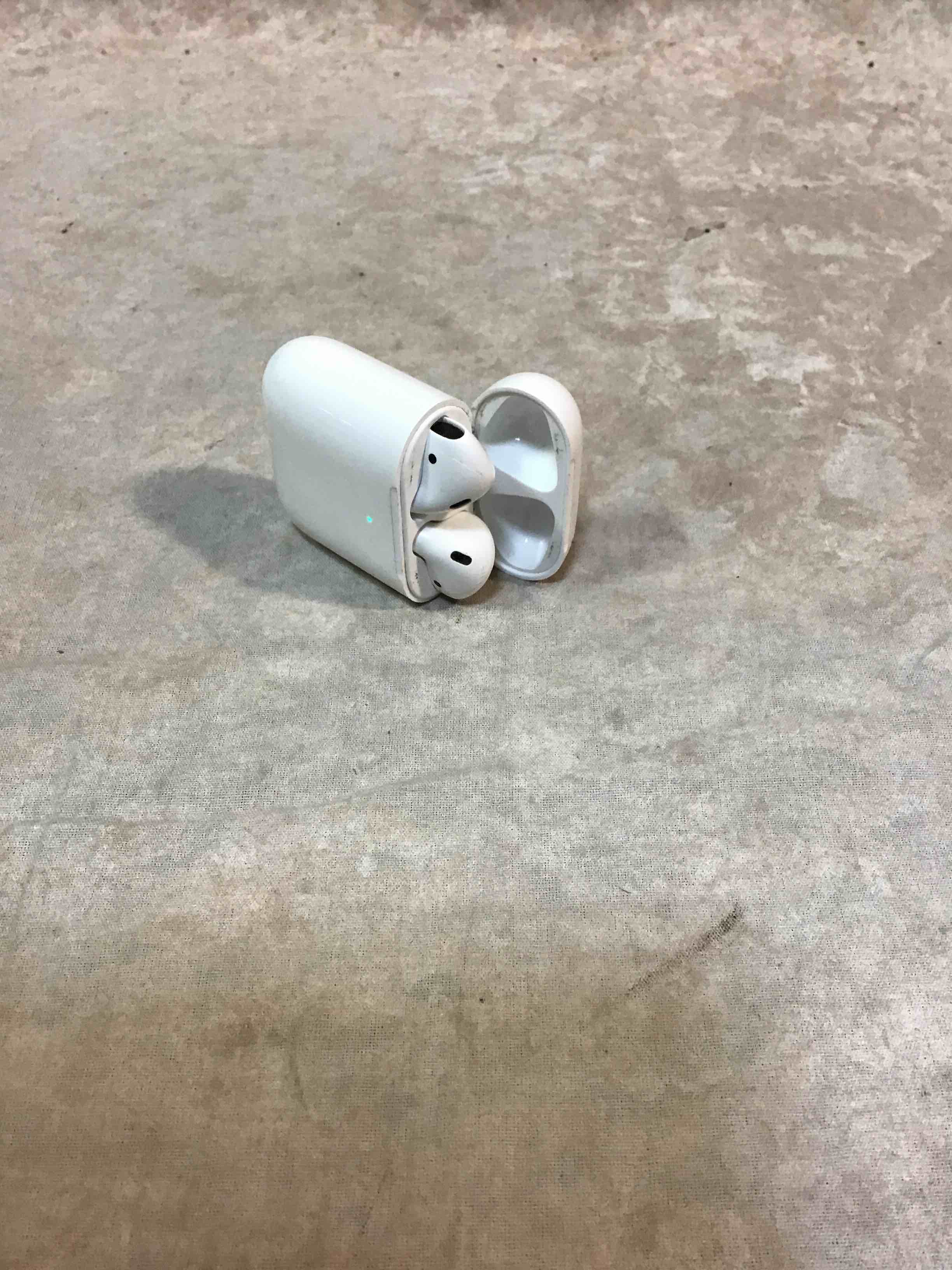 Apple AirPods 