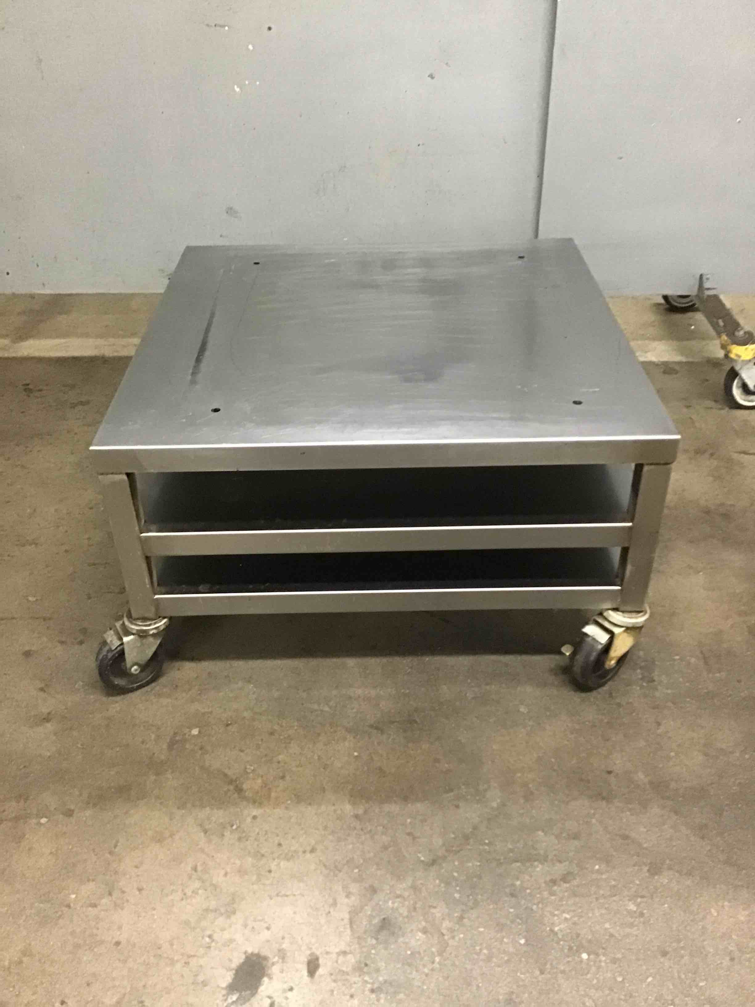 30x30 STAINLESS STEEL EQUIPMENT STAND WITH SHELF