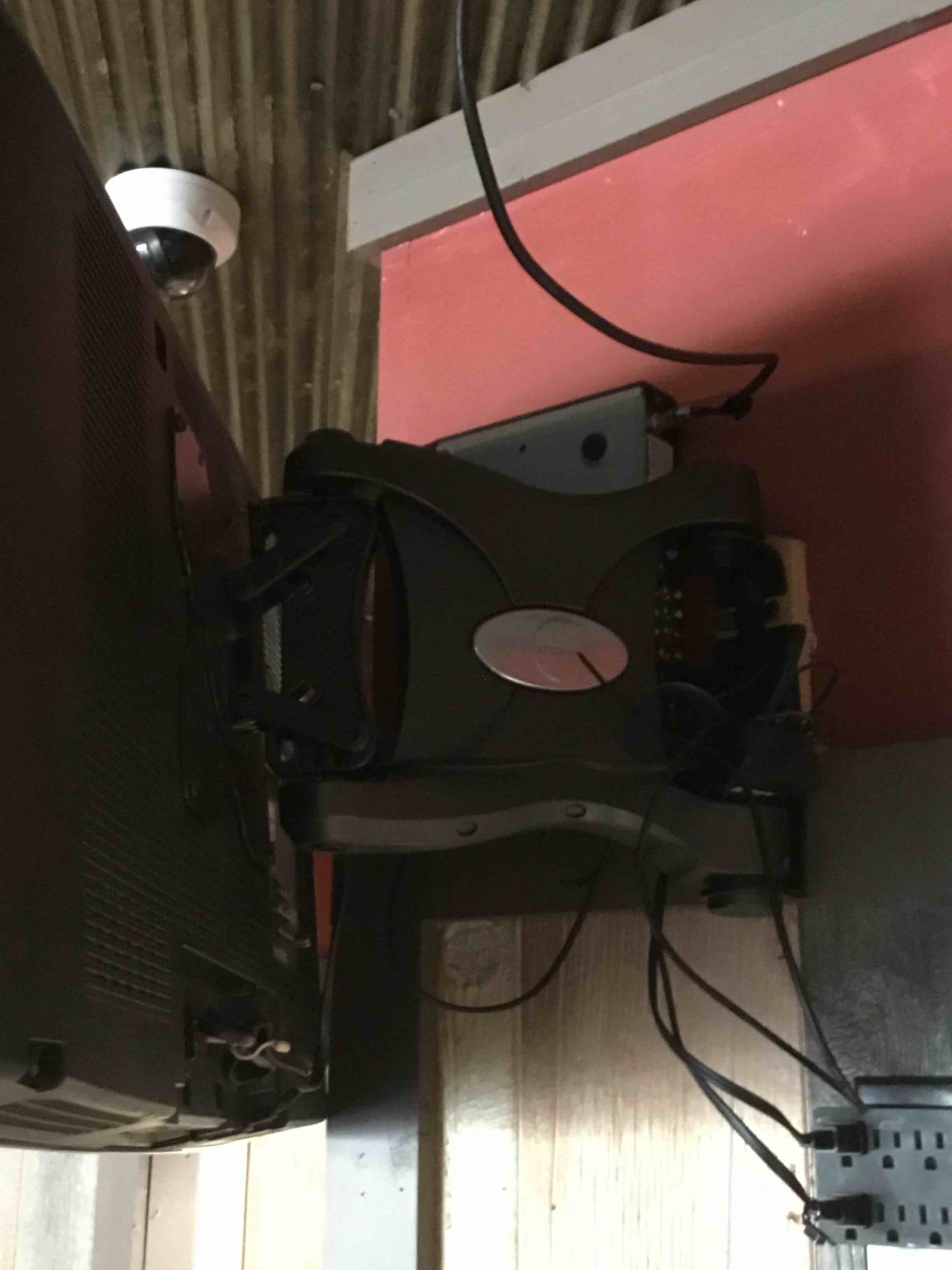 https://s3.amazonaws.com/lotting-images-prod/bidfta/YEL3798611_1718727213031.jpeg