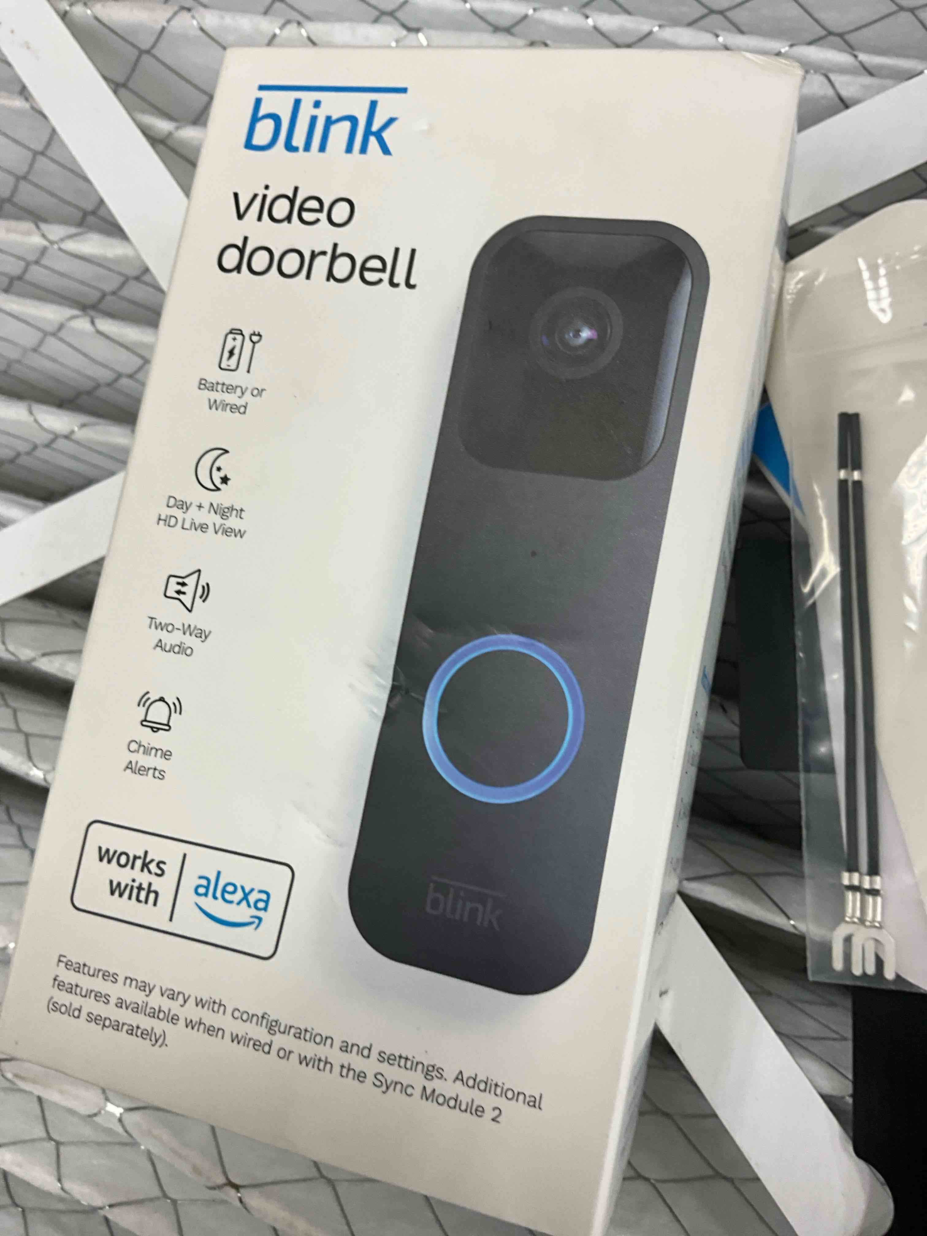 https://s3.amazonaws.com/lotting-images-prod/bidfta/YEL3910240_1717775024991.jpeg
