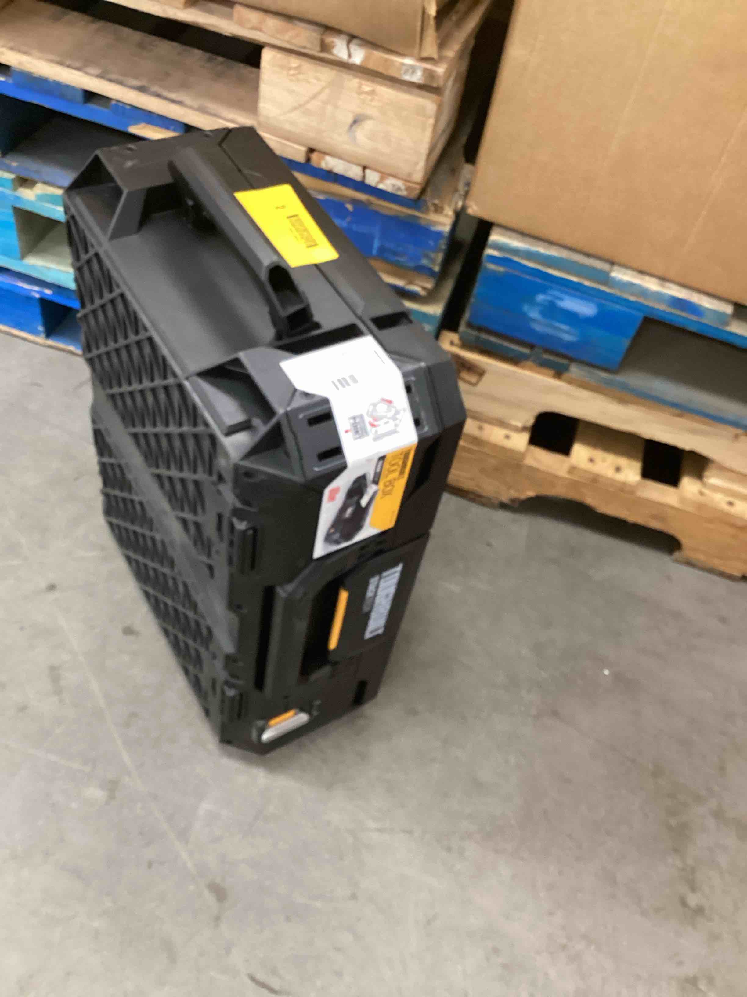 https://s3.amazonaws.com/lotting-images-prod/bidfta/YEL3911792_1714845010668.jpeg