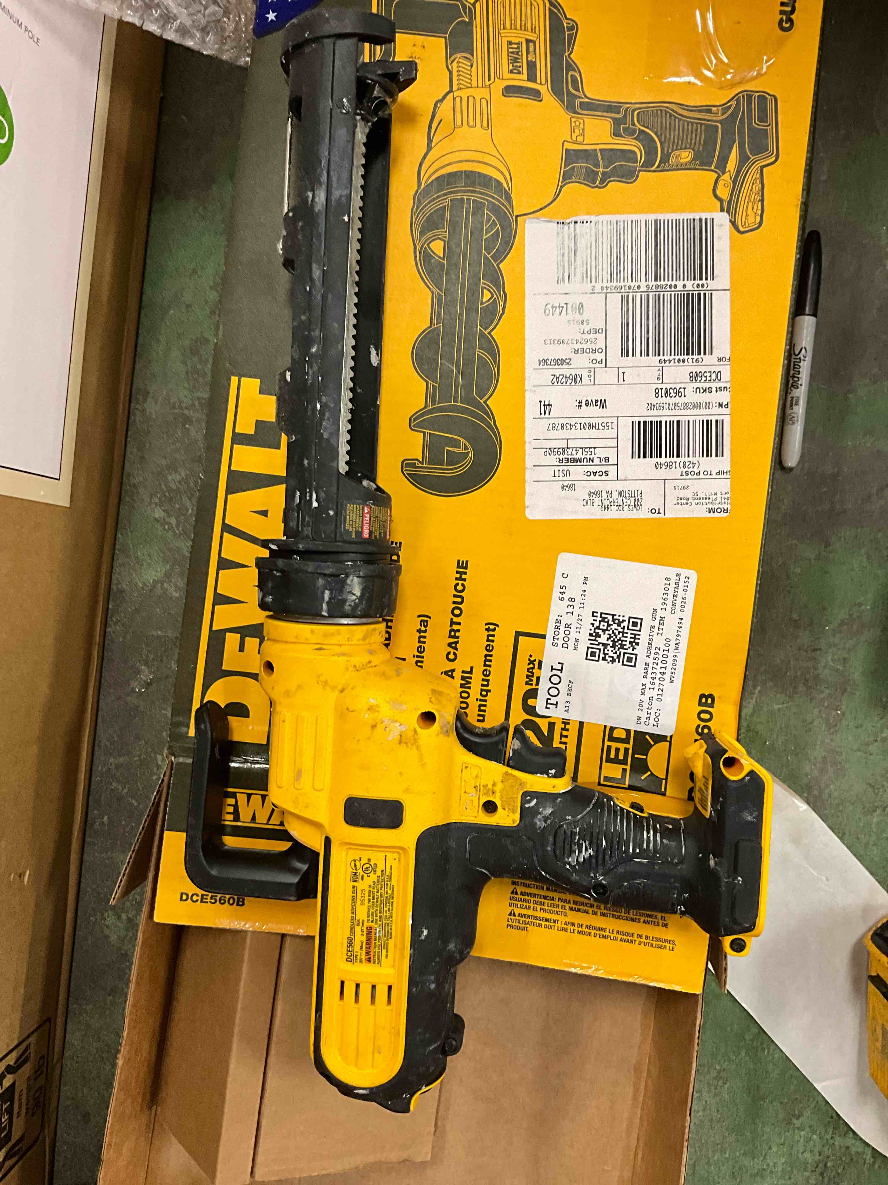 DEWALT 10-oz Cordless Battery Powered Anti-drip Rod Caulk Gun (Bare Tool)
