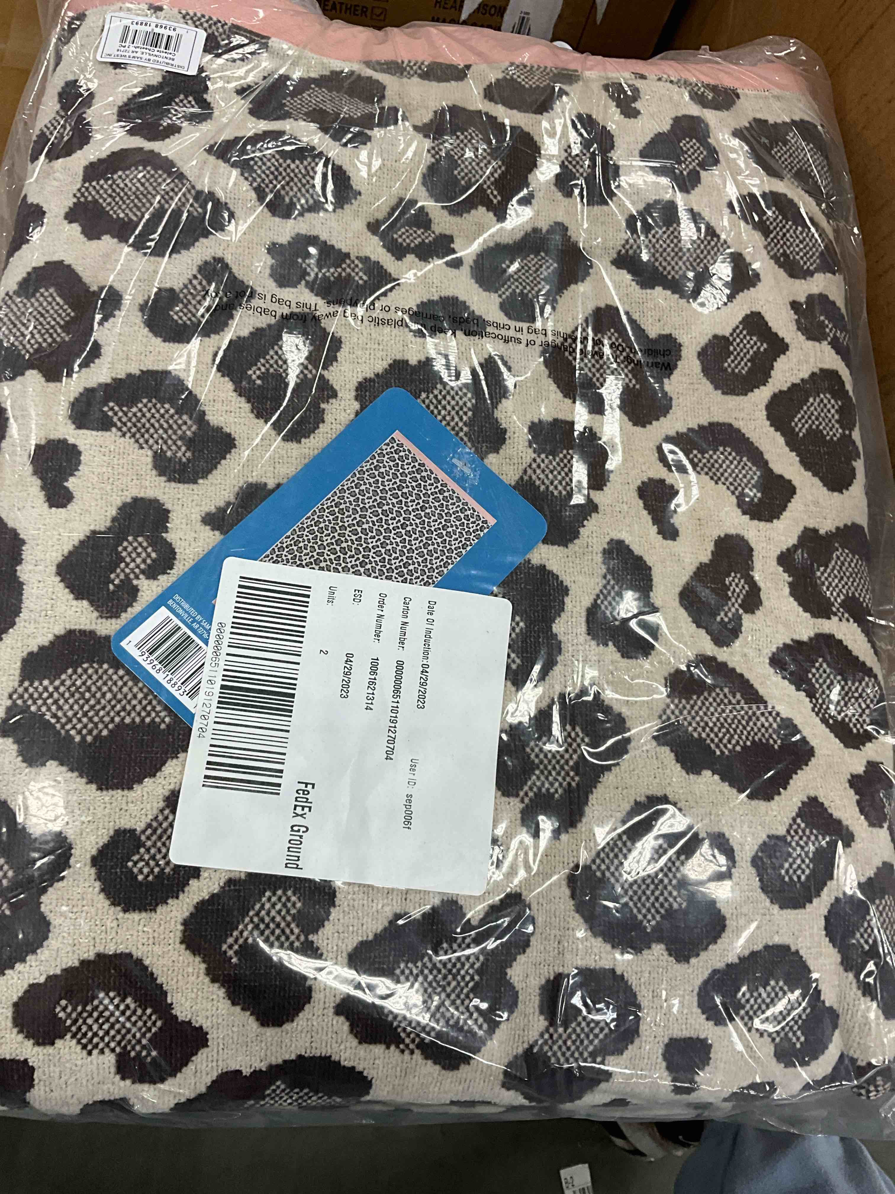 Member's Mark Adult Beach Towel 40" x 72"-Cheetah