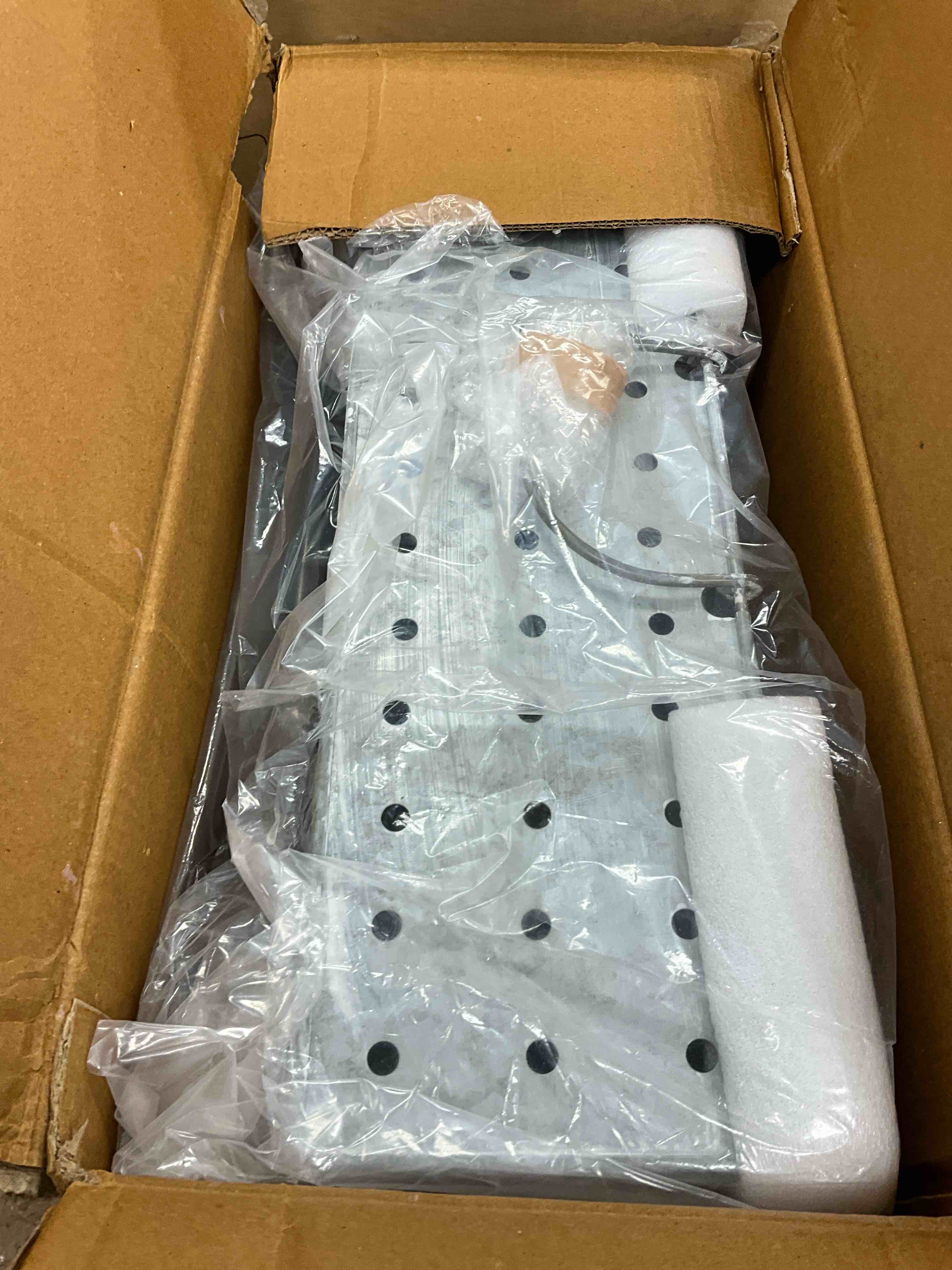 https://s3.amazonaws.com/lotting-images-prod/bidfta/YEL3915260_1706382705854.jpeg