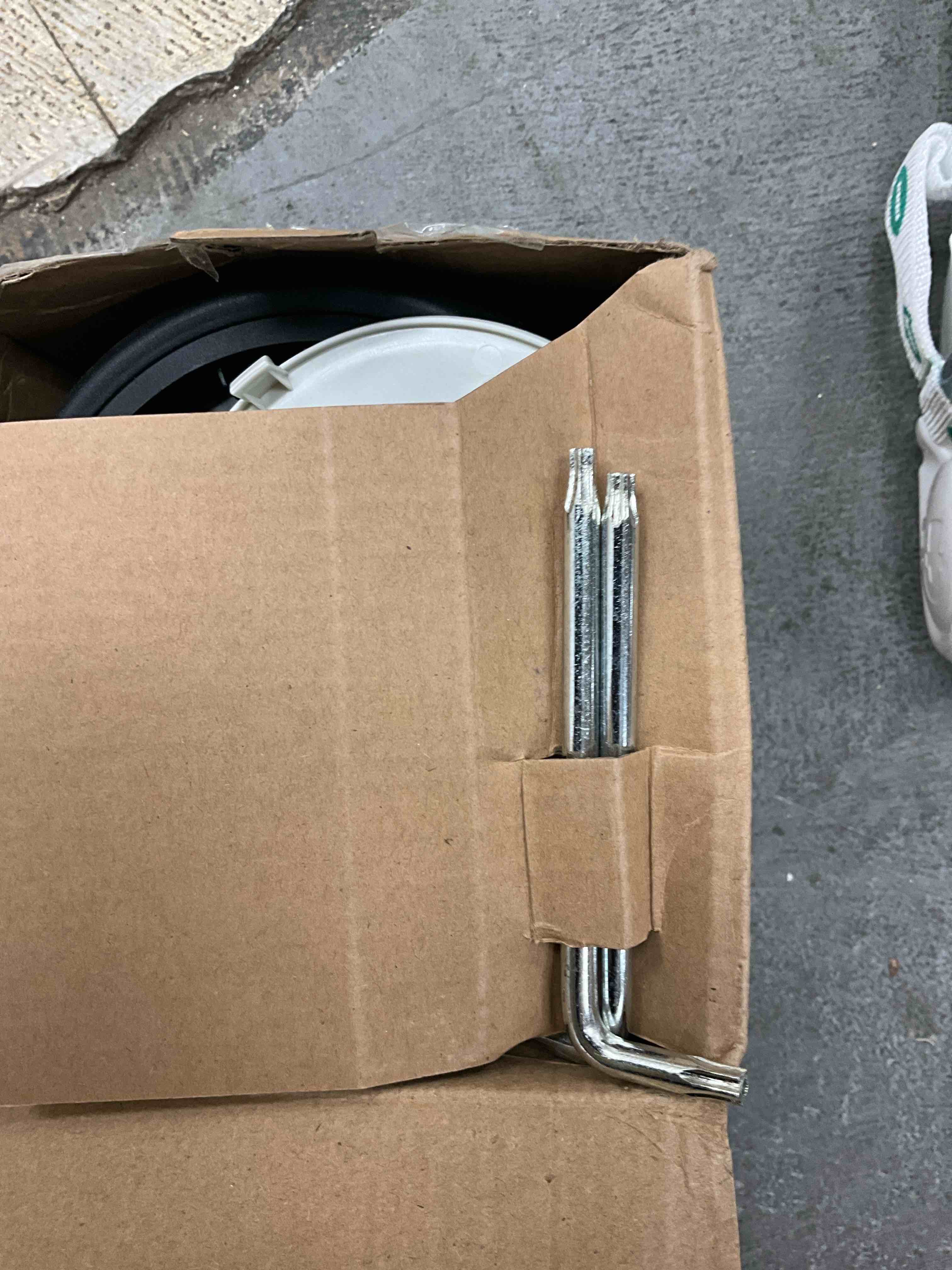 https://s3.amazonaws.com/lotting-images-prod/bidfta/YEL3915626_1731006720309.jpeg