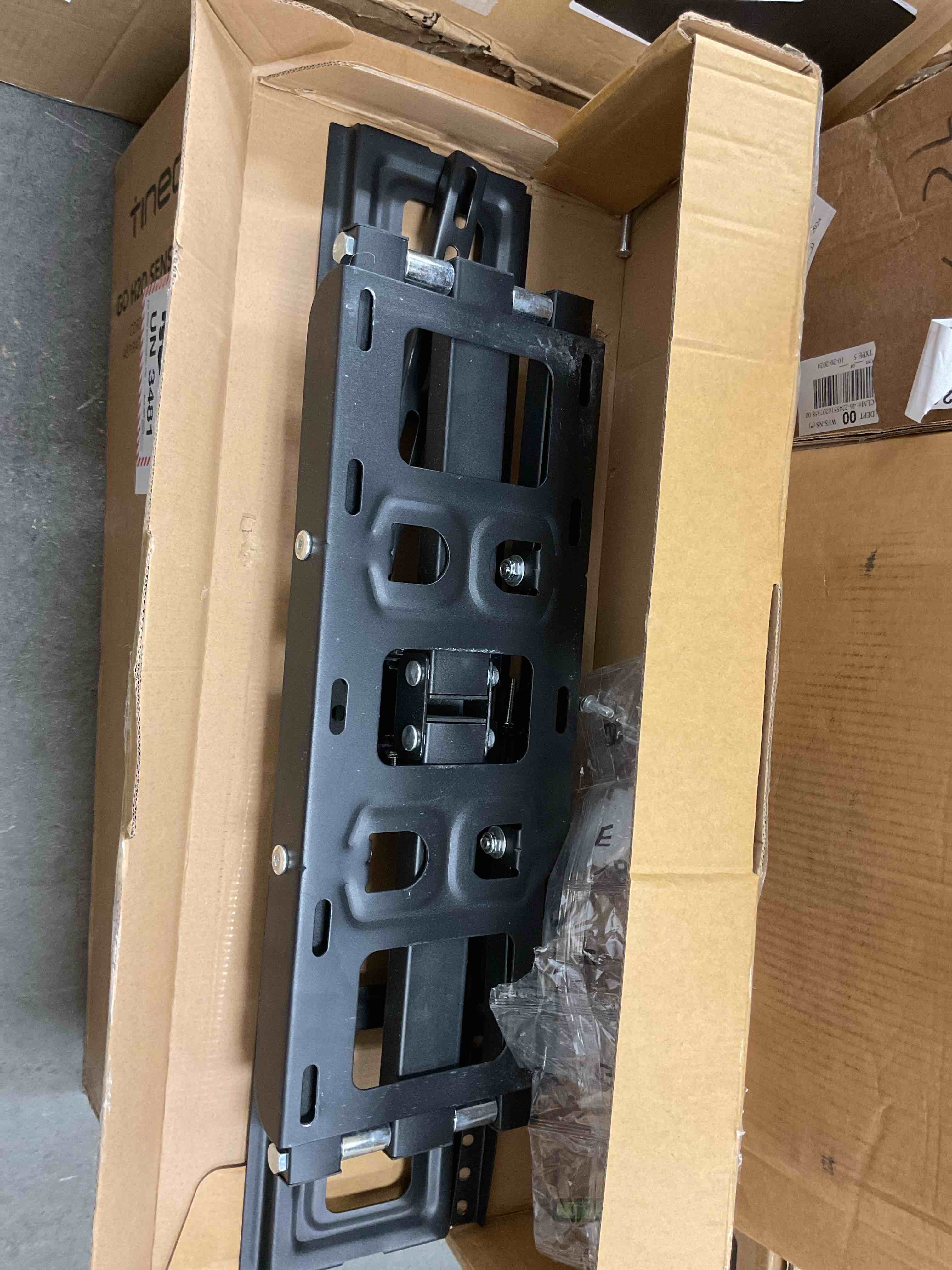 https://s3.amazonaws.com/lotting-images-prod/bidfta/YEL3916409_1732553492938.jpeg