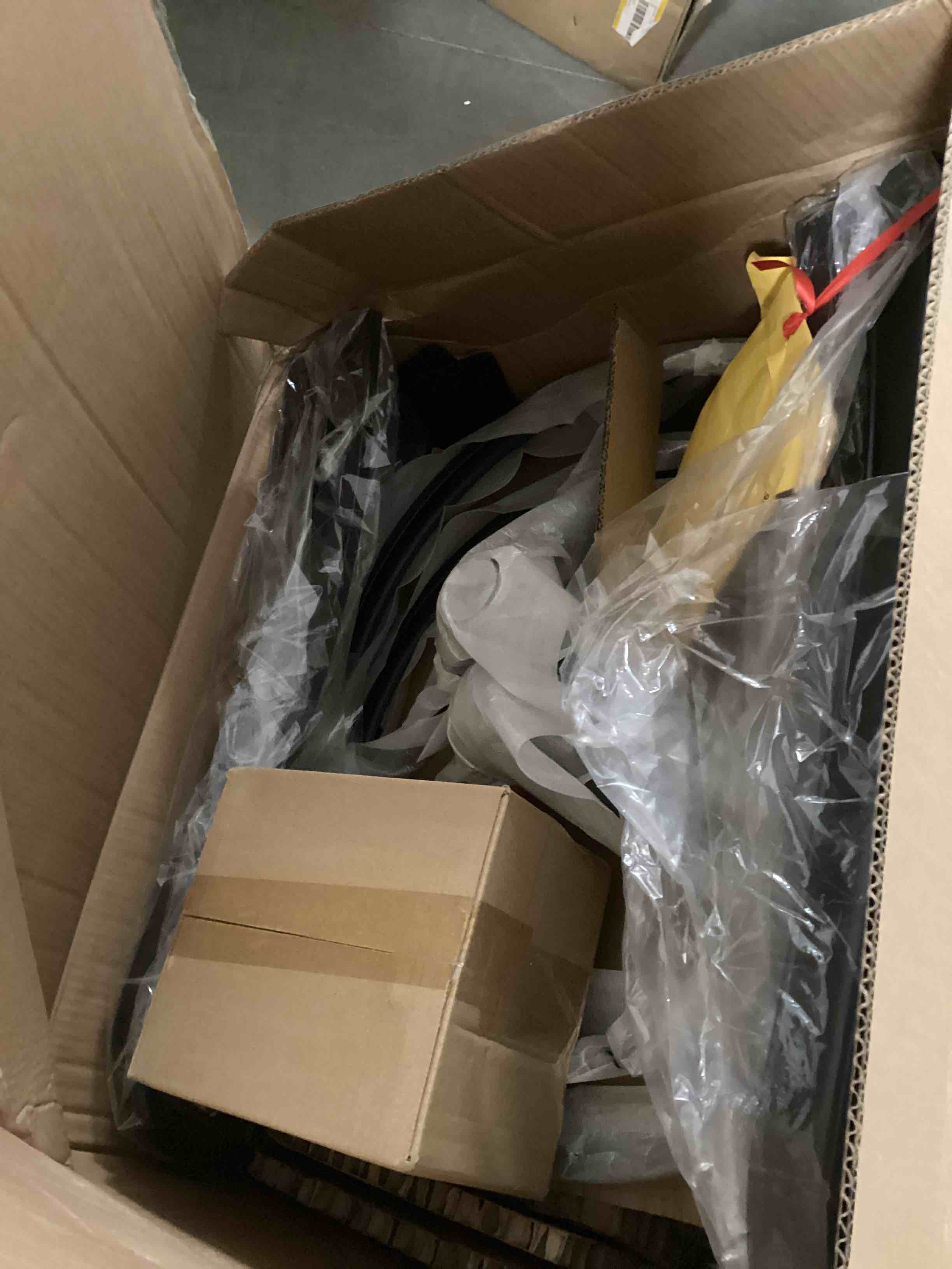 https://s3.amazonaws.com/lotting-images-prod/bidfta/YEL3941331_1690998074908.jpeg