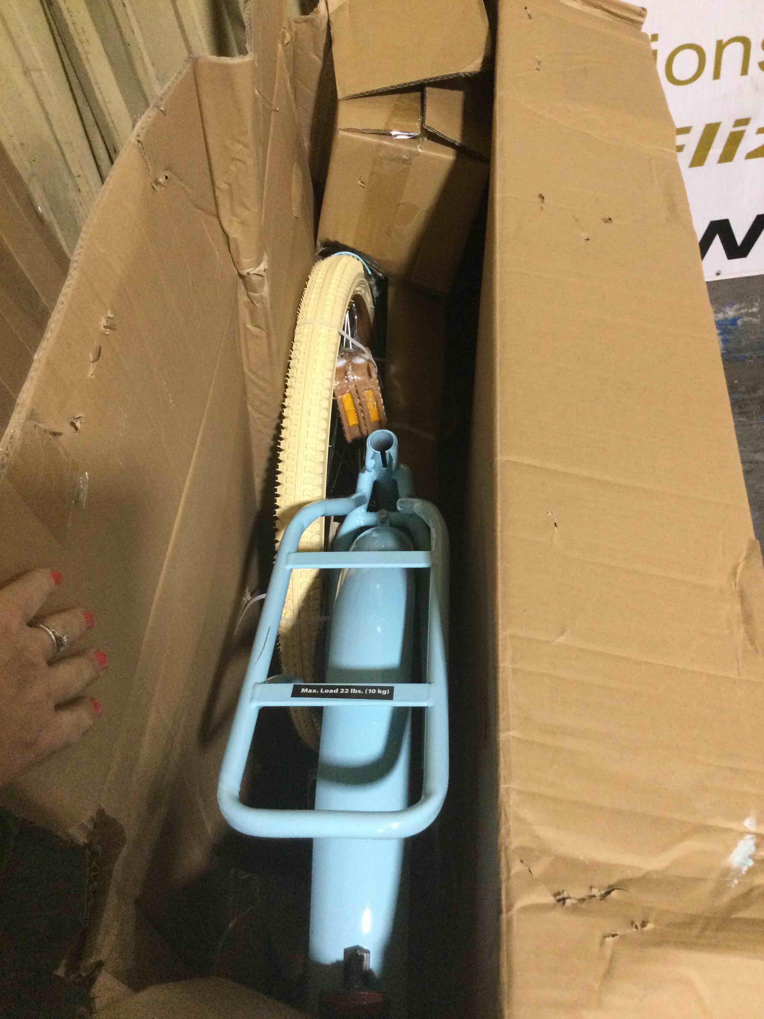 https://s3.amazonaws.com/lotting-images-prod/bidfta/YEL4039196_1692373785913.jpeg