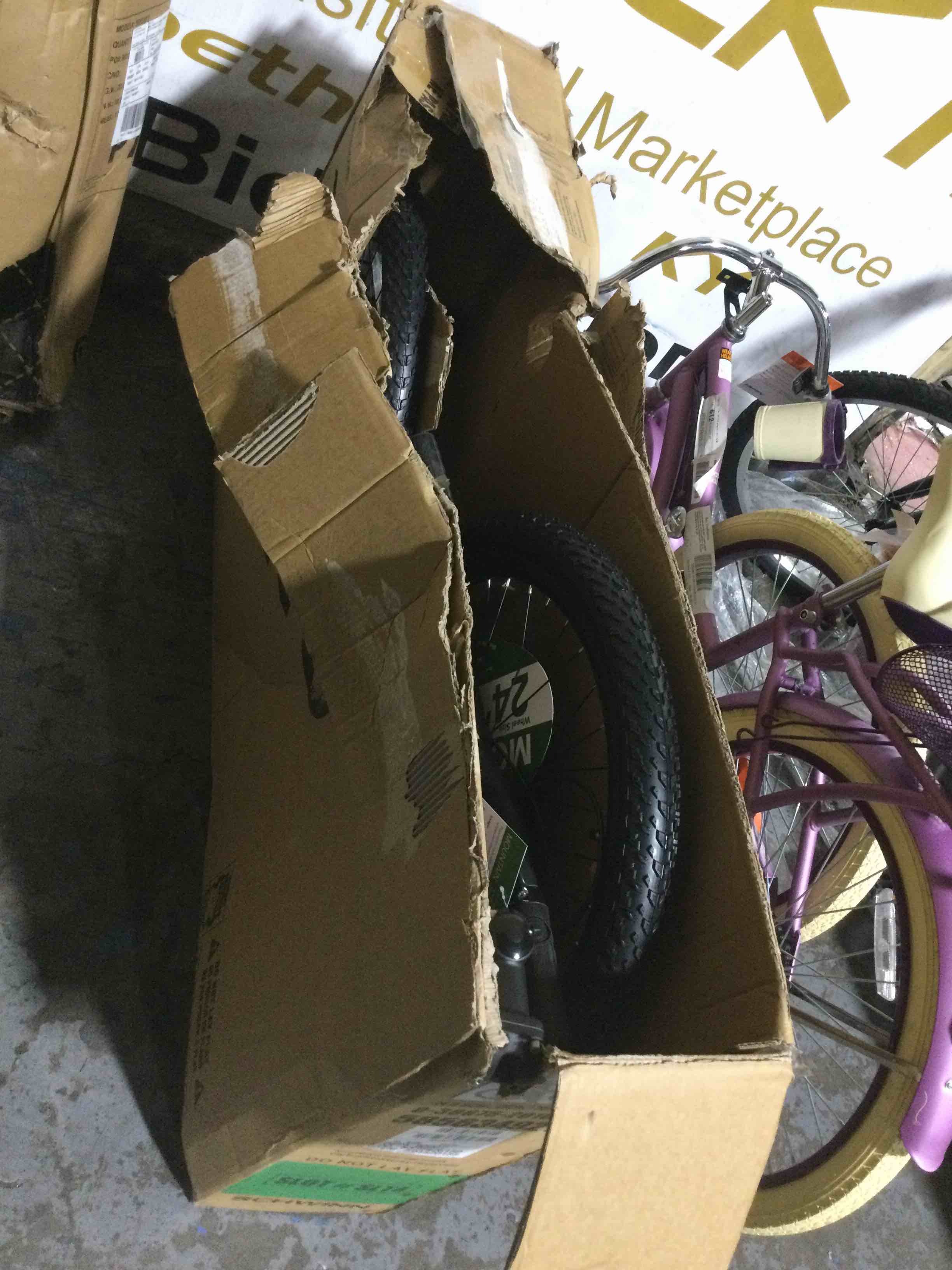 https://s3.amazonaws.com/lotting-images-prod/bidfta/YEL4039207_1692373873248.jpeg