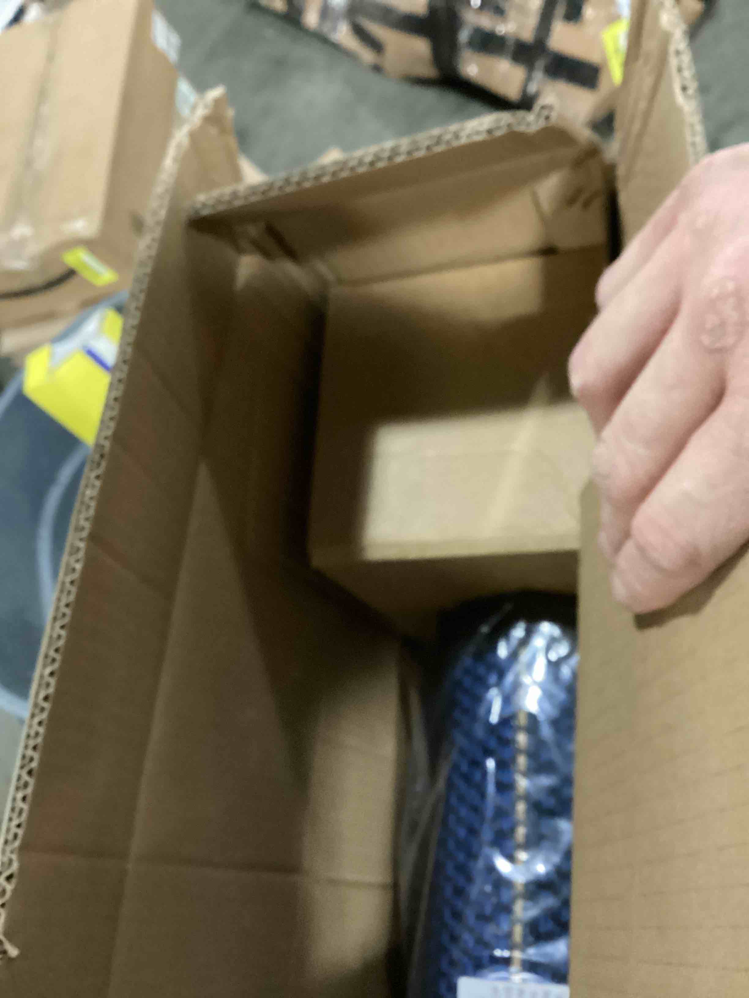 https://s3.amazonaws.com/lotting-images-prod/bidfta/YEL4077198_1710596754841.jpeg