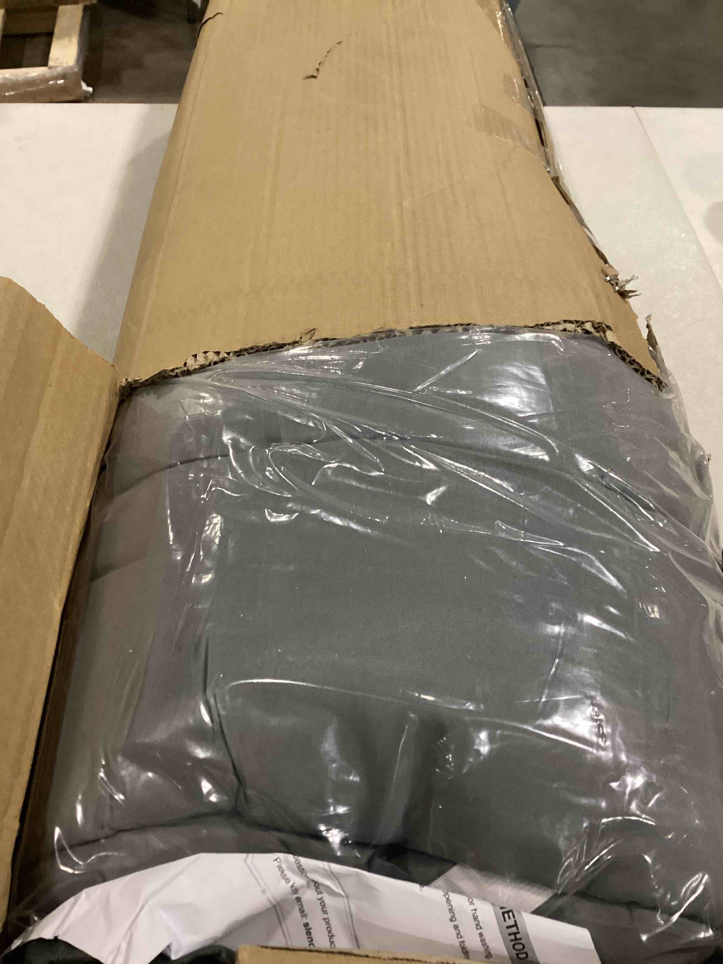 https://s3.amazonaws.com/lotting-images-prod/bidfta/YEL4080766_1707496986491.jpeg