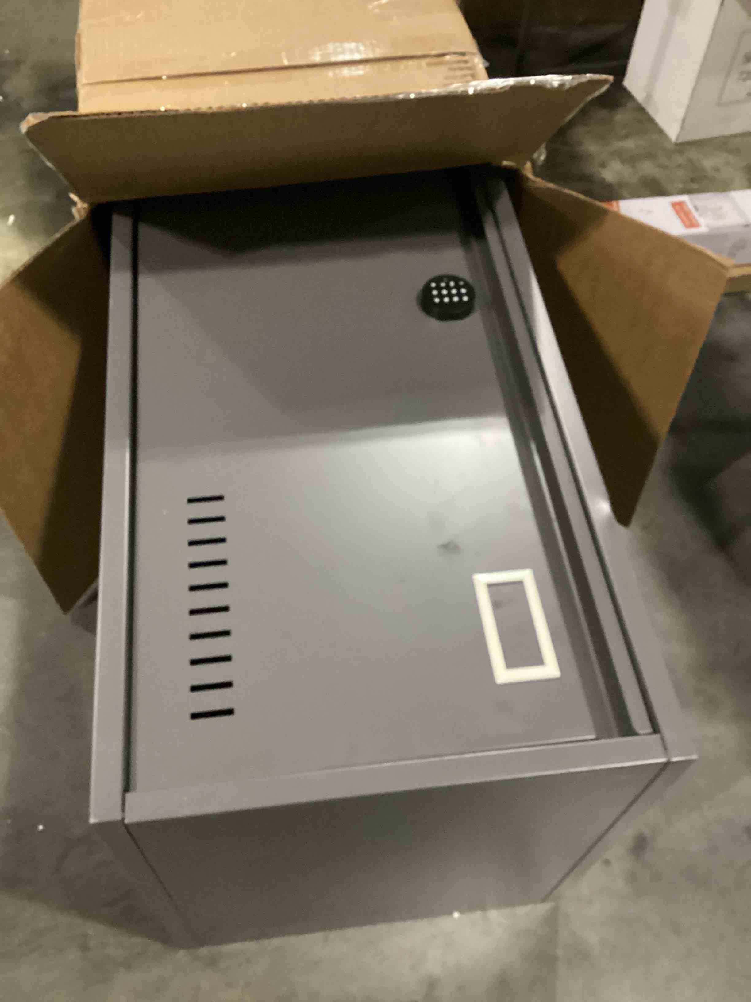 https://s3.amazonaws.com/lotting-images-prod/bidfta/YEL4085724_1709997994340.jpeg