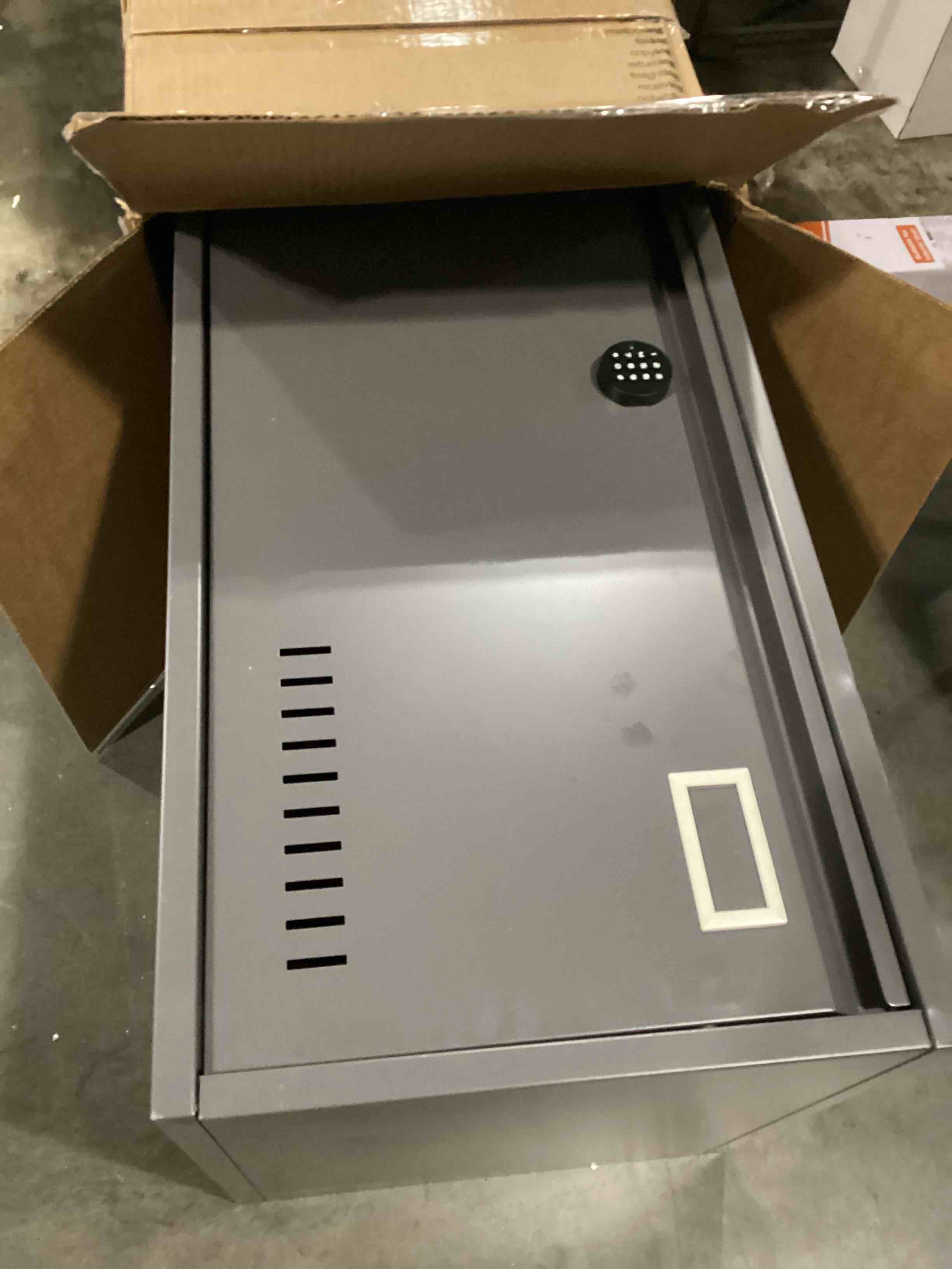 https://s3.amazonaws.com/lotting-images-prod/bidfta/YEL4085724_1709997997125.jpeg