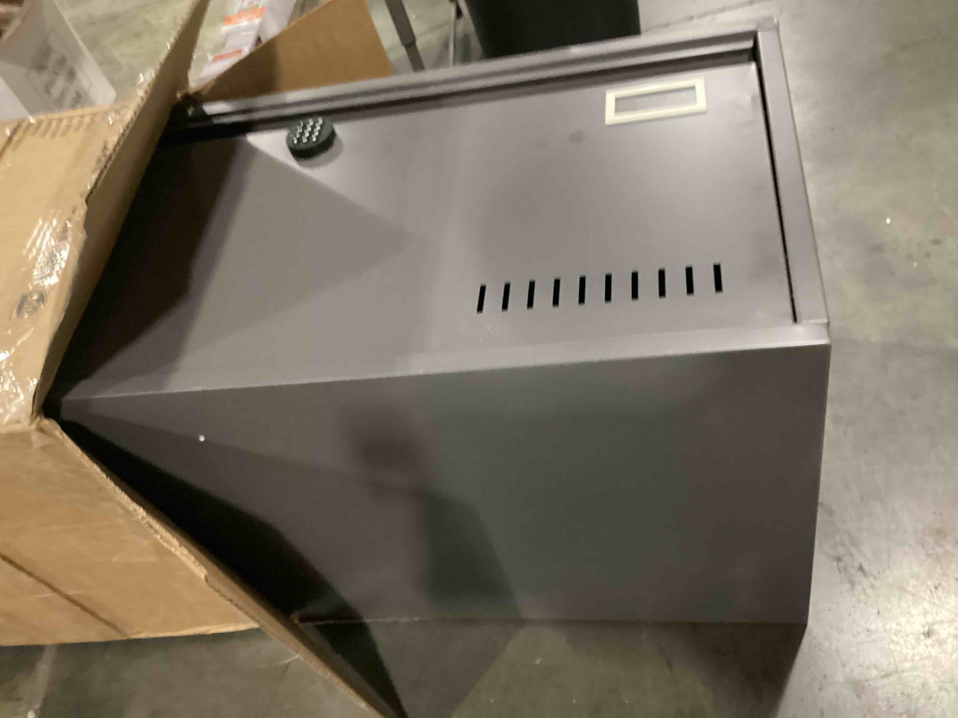 https://s3.amazonaws.com/lotting-images-prod/bidfta/YEL4085724_1709998002092.jpeg