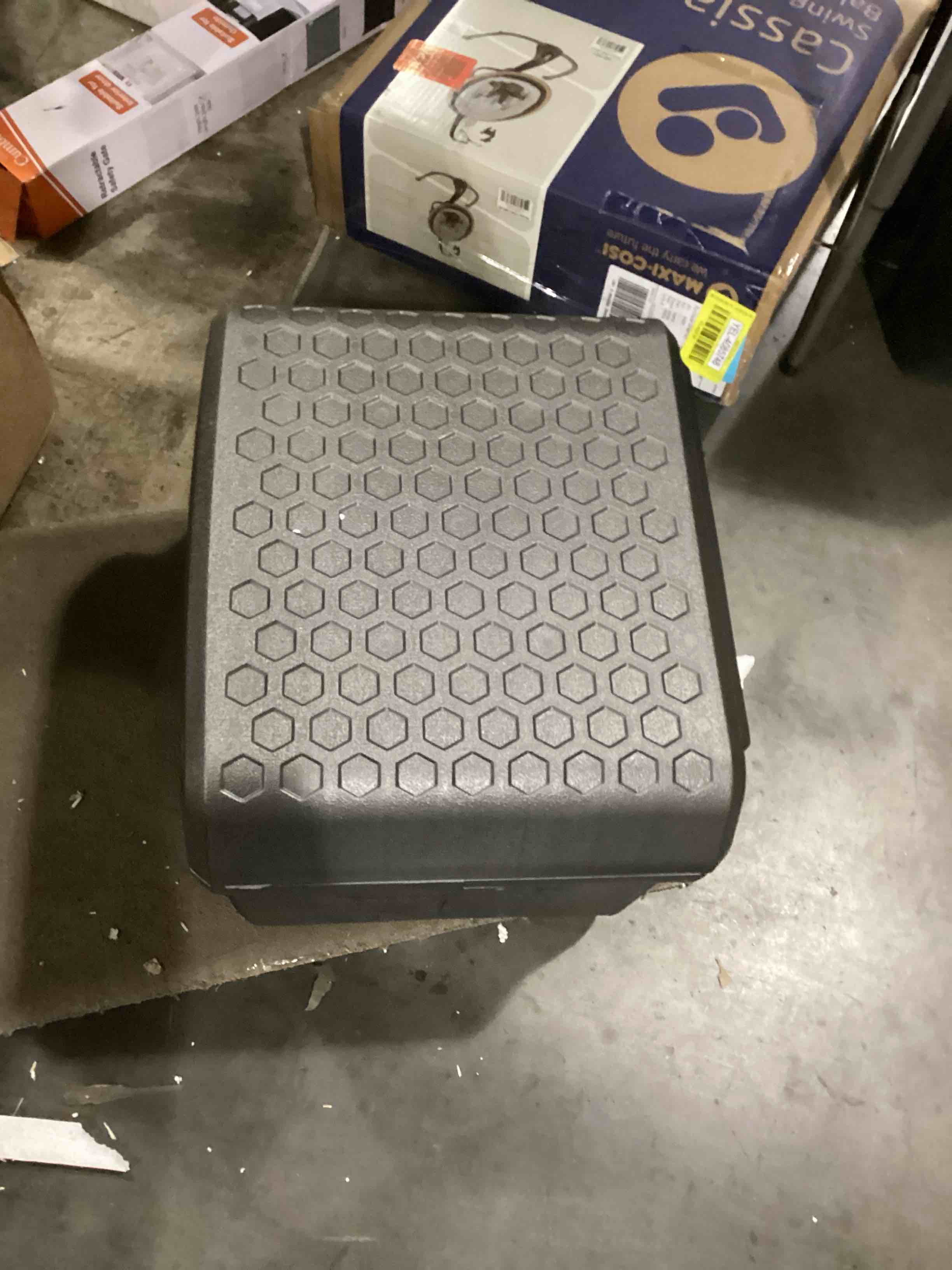 https://s3.amazonaws.com/lotting-images-prod/bidfta/YEL4085750_1710006829696.jpeg