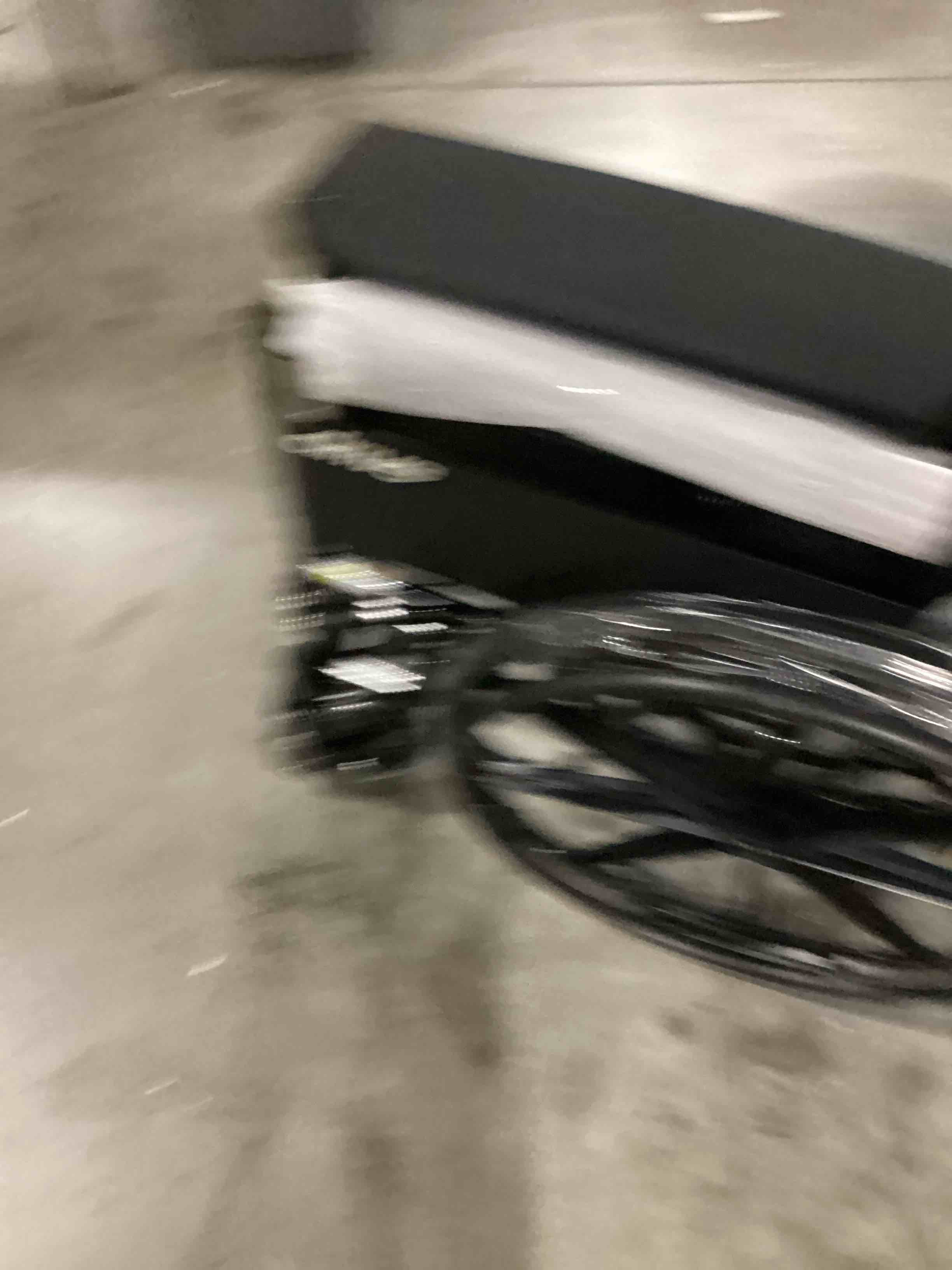 https://s3.amazonaws.com/lotting-images-prod/bidfta/YEL4087218_1710261431885.jpeg