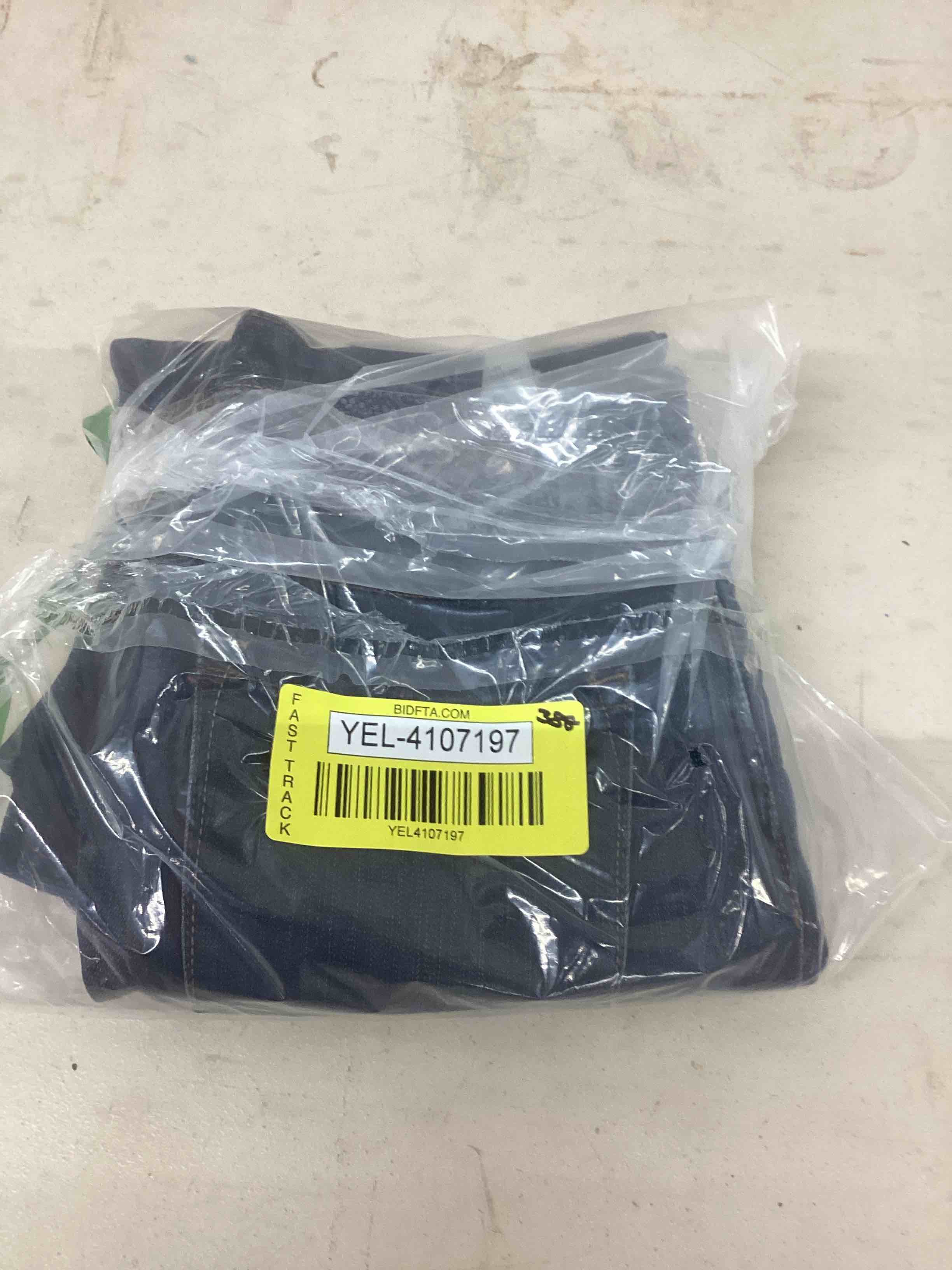 https://s3.amazonaws.com/lotting-images-prod/bidfta/YEL4107197_1683242559499.jpeg
