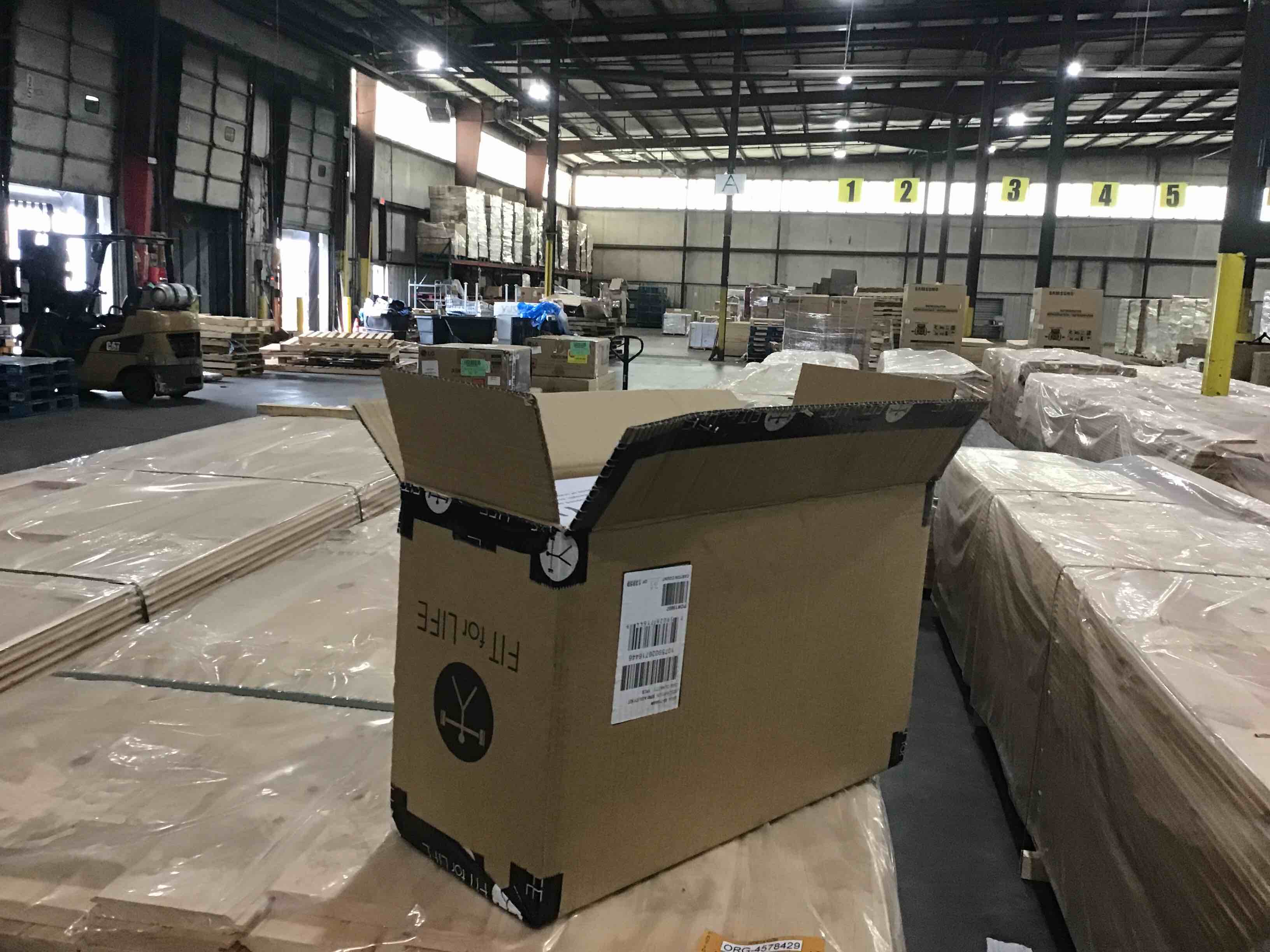 https://s3.amazonaws.com/lotting-images-prod/bidfta/YEL4139461_1709912764028.jpeg