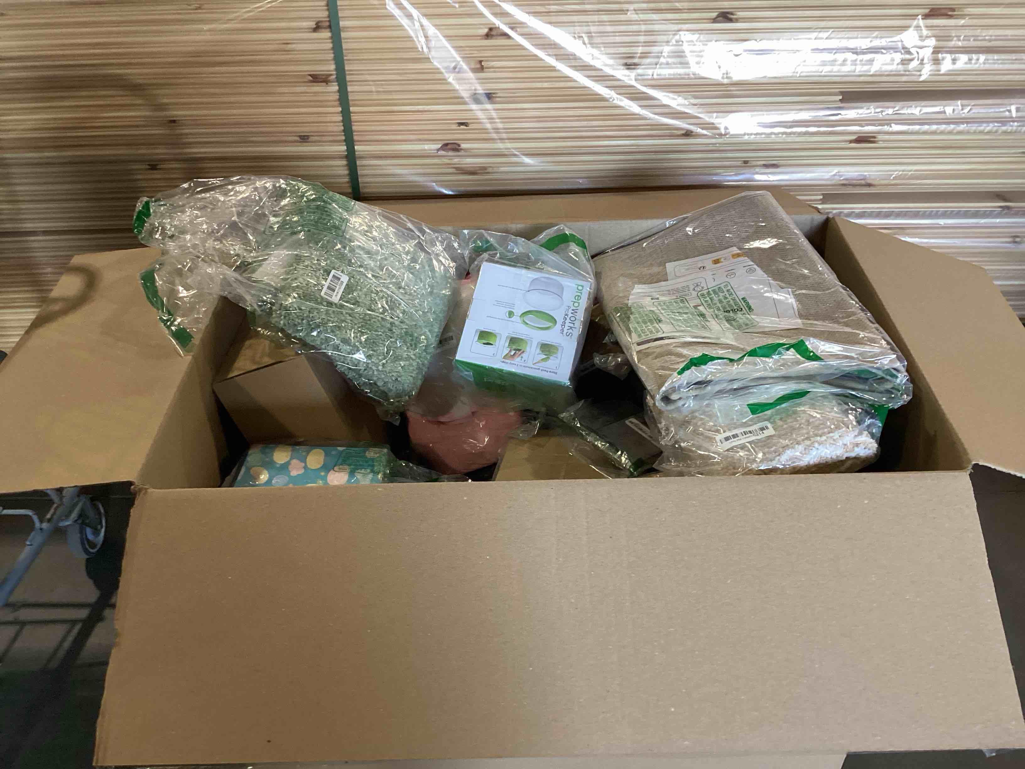 BOX LOT OF ASSORTED MISC ITEMS -