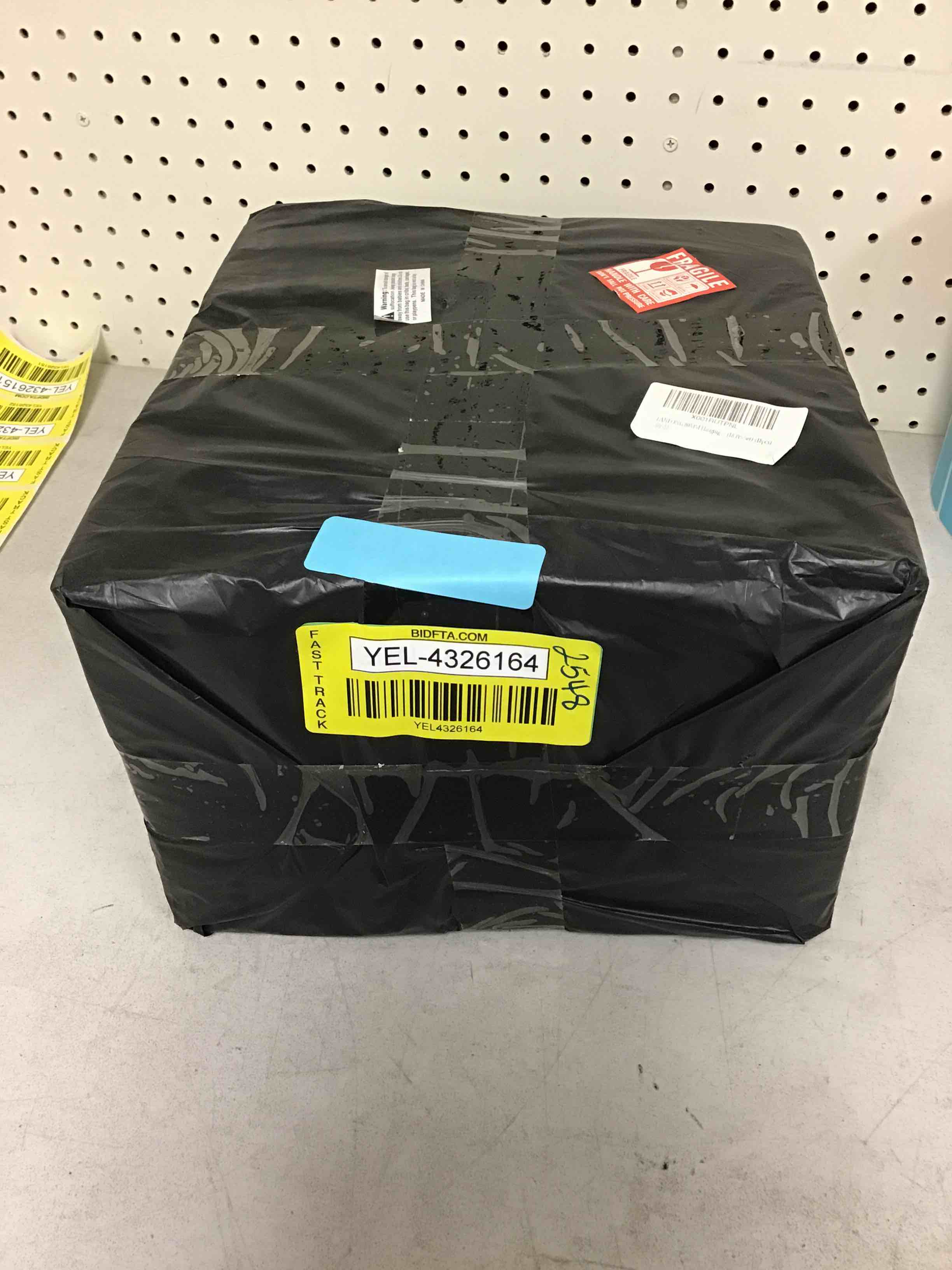 https://s3.amazonaws.com/lotting-images-prod/bidfta/YEL4326164_1687285303392.jpeg