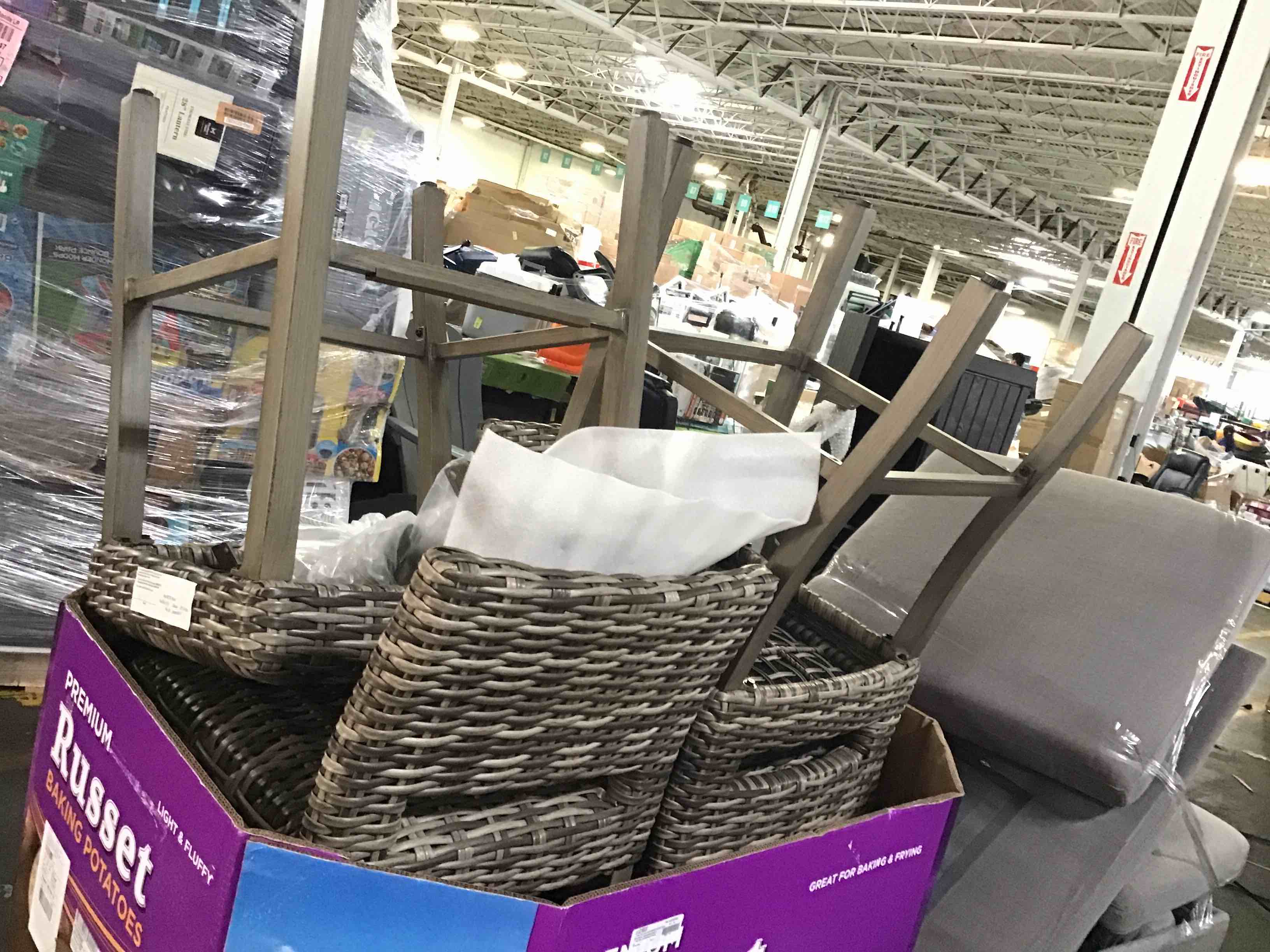 https://s3.amazonaws.com/lotting-images-prod/bidfta/YEL4753318_1692896470680.jpeg