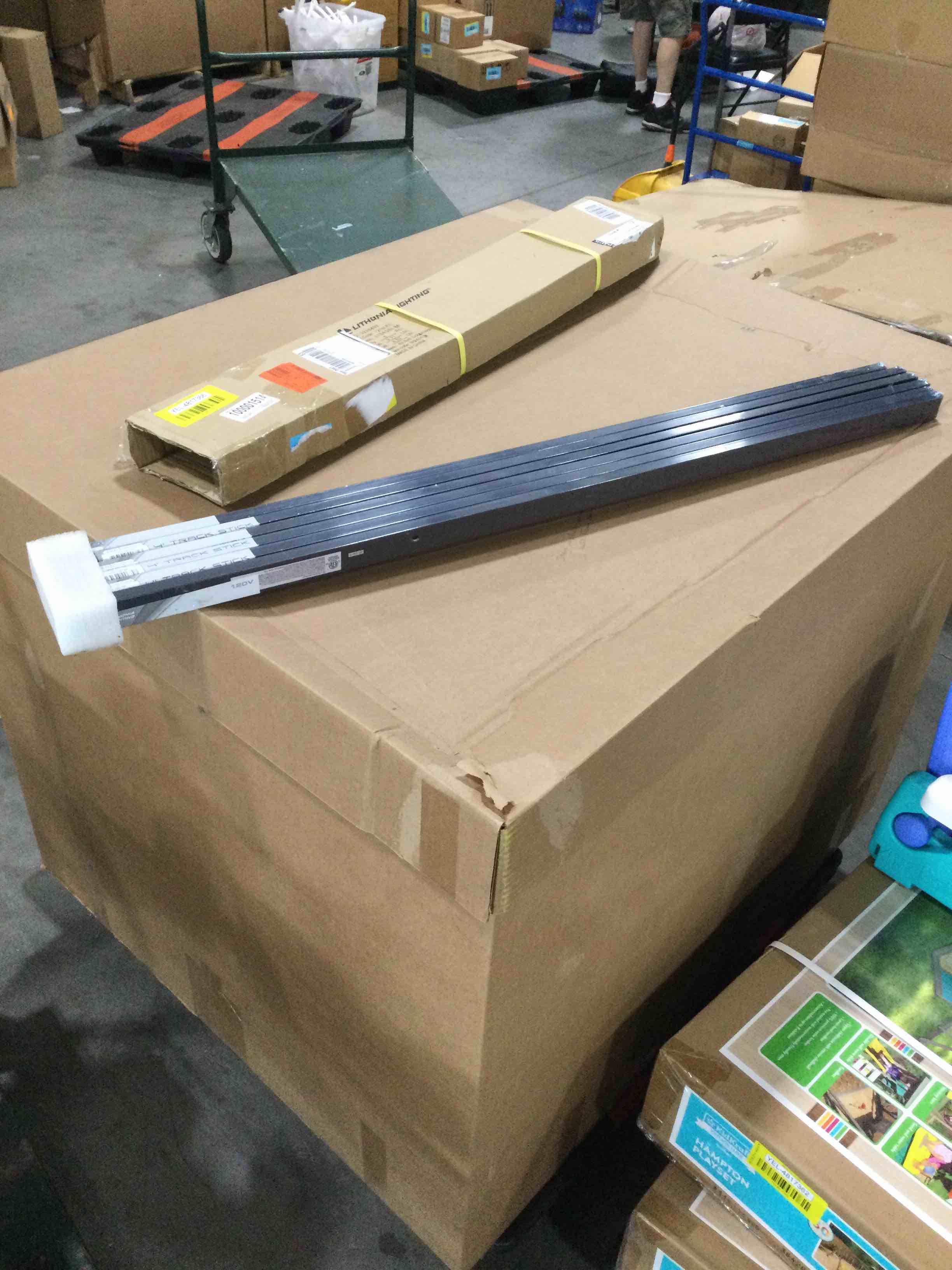 https://s3.amazonaws.com/lotting-images-prod/bidfta/YEL4817366_1686154960090.jpeg