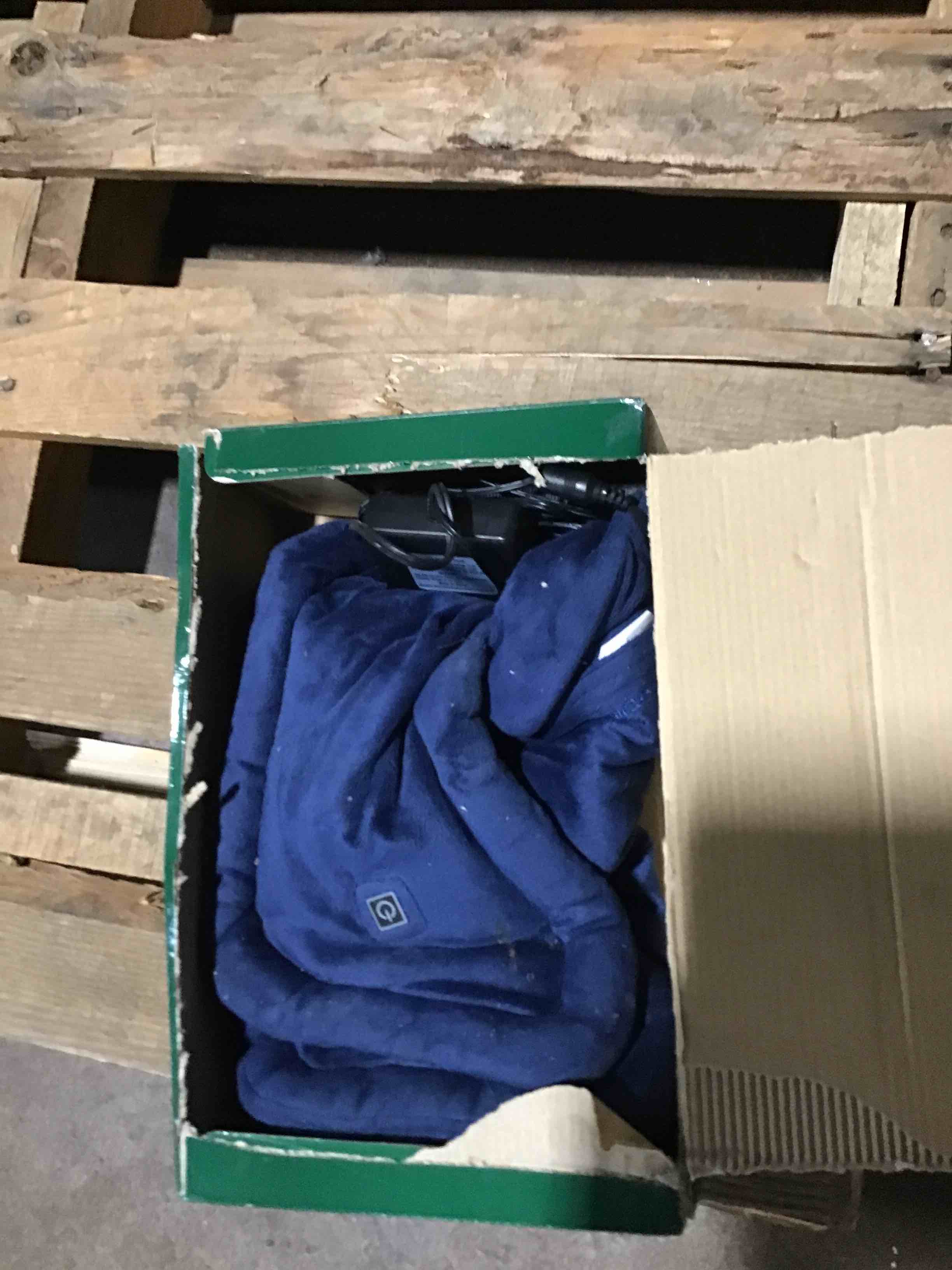 https://s3.amazonaws.com/lotting-images-prod/bidfta/YEL4877025_1685634974383.jpeg