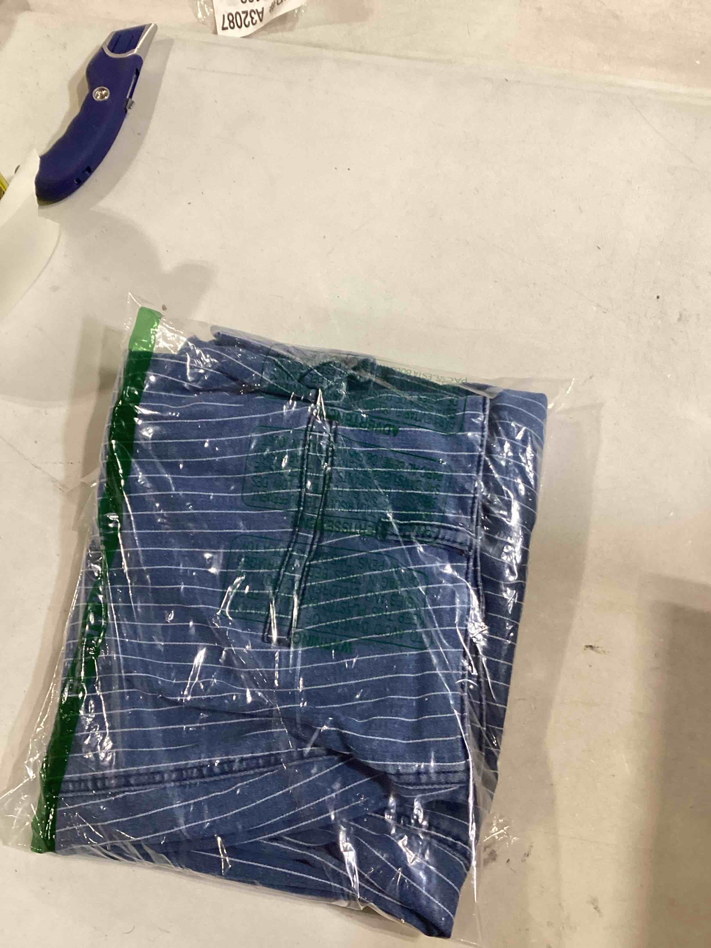 https://s3.amazonaws.com/lotting-images-prod/bidfta/YEL4905860_1728494928524.jpeg