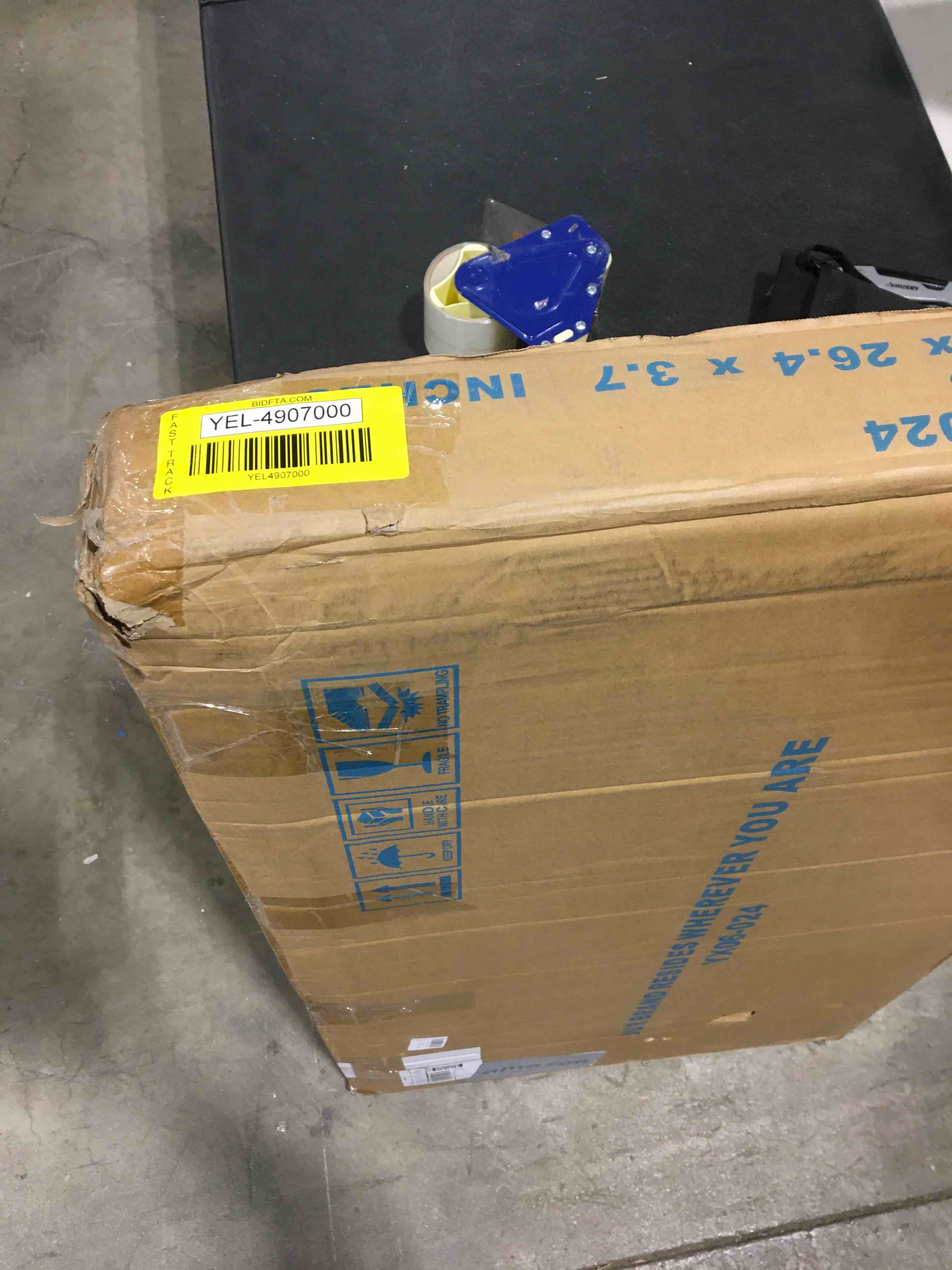 https://s3.amazonaws.com/lotting-images-prod/bidfta/YEL4907000_1728392777762.jpeg