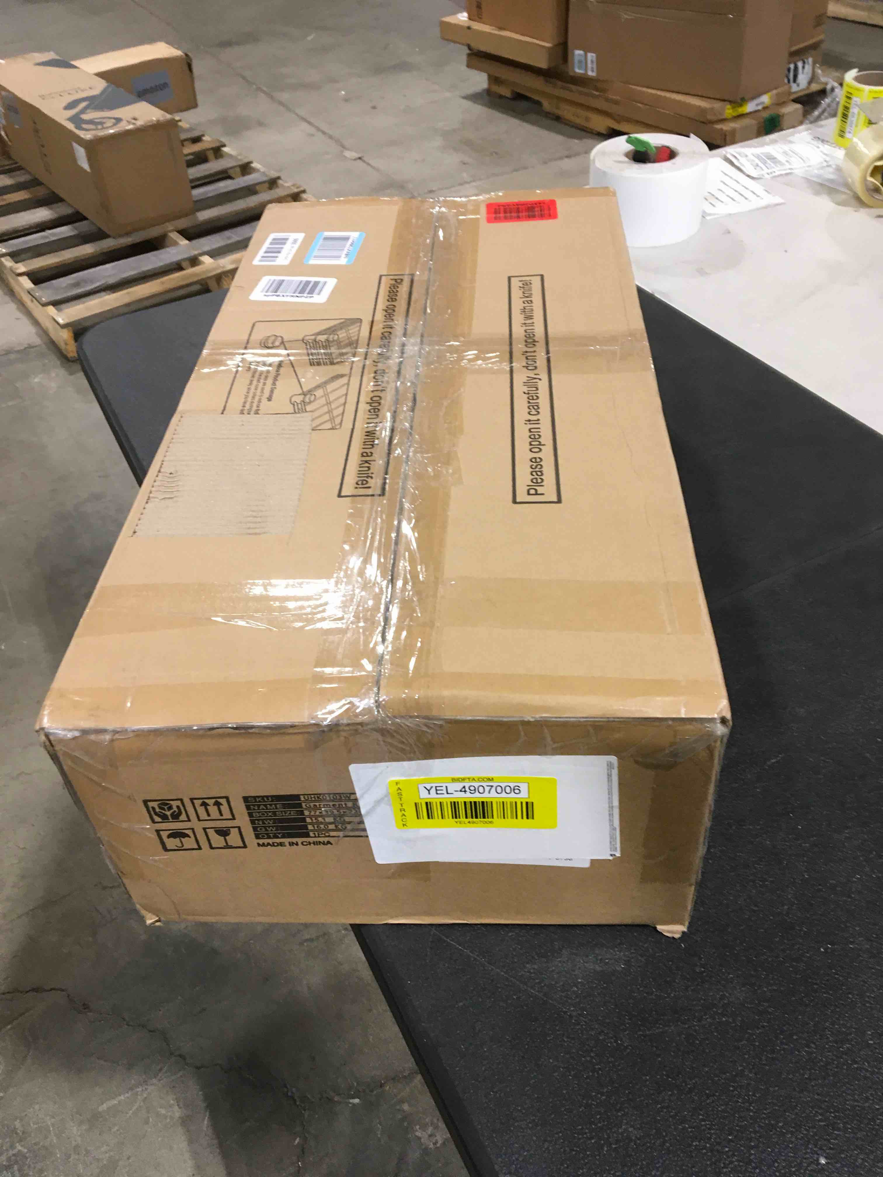 https://s3.amazonaws.com/lotting-images-prod/bidfta/YEL4907006_1728395337665.jpeg