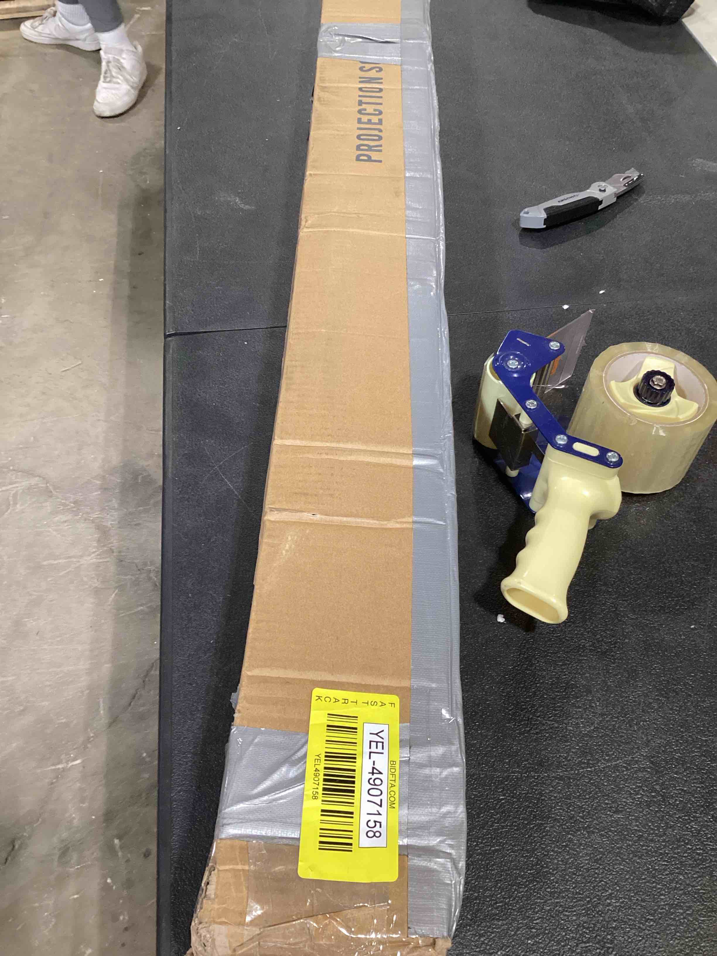 https://s3.amazonaws.com/lotting-images-prod/bidfta/YEL4907158_1728495524908.jpeg