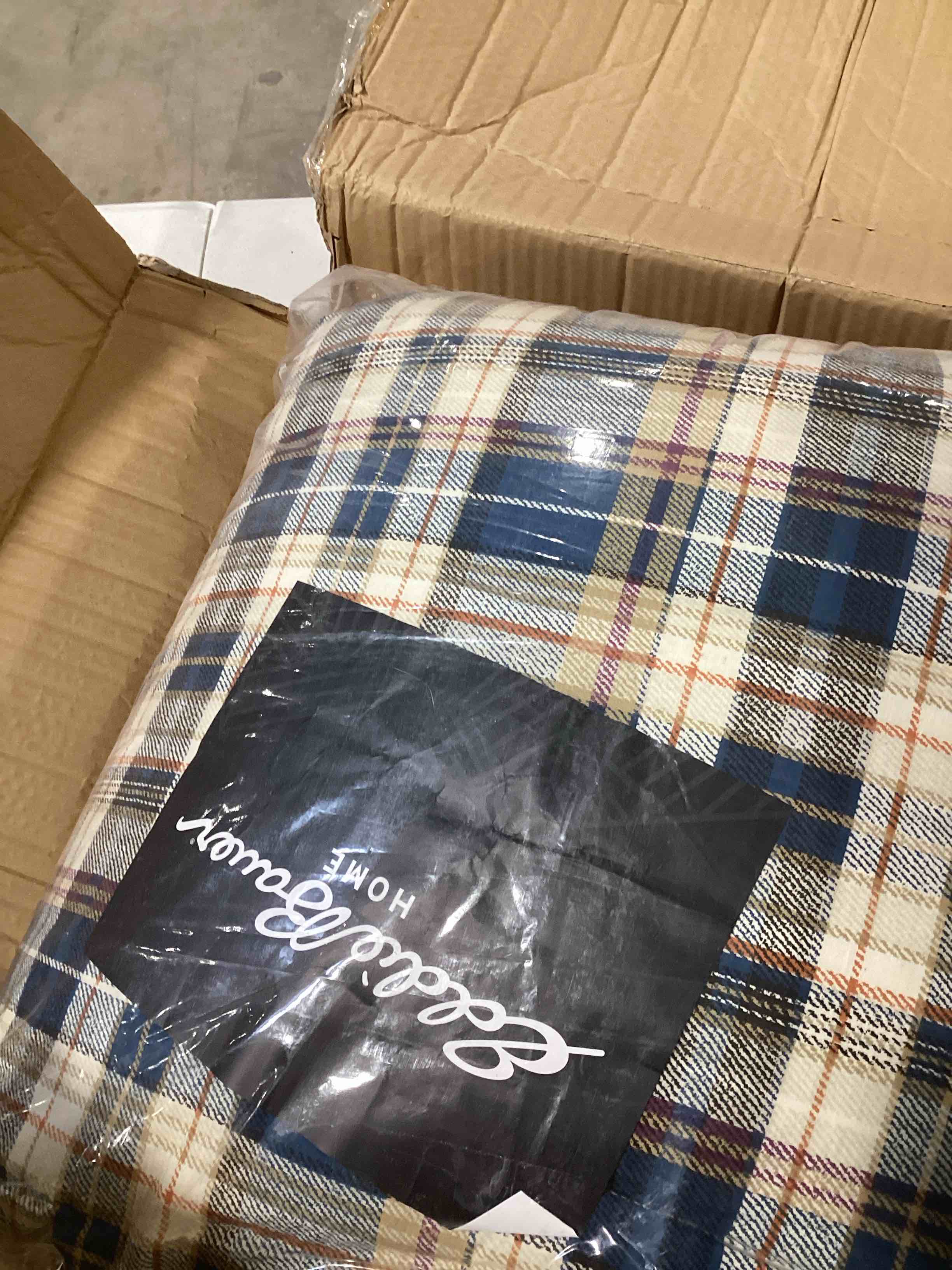 https://s3.amazonaws.com/lotting-images-prod/bidfta/YEL4911222_1714136432450.jpeg