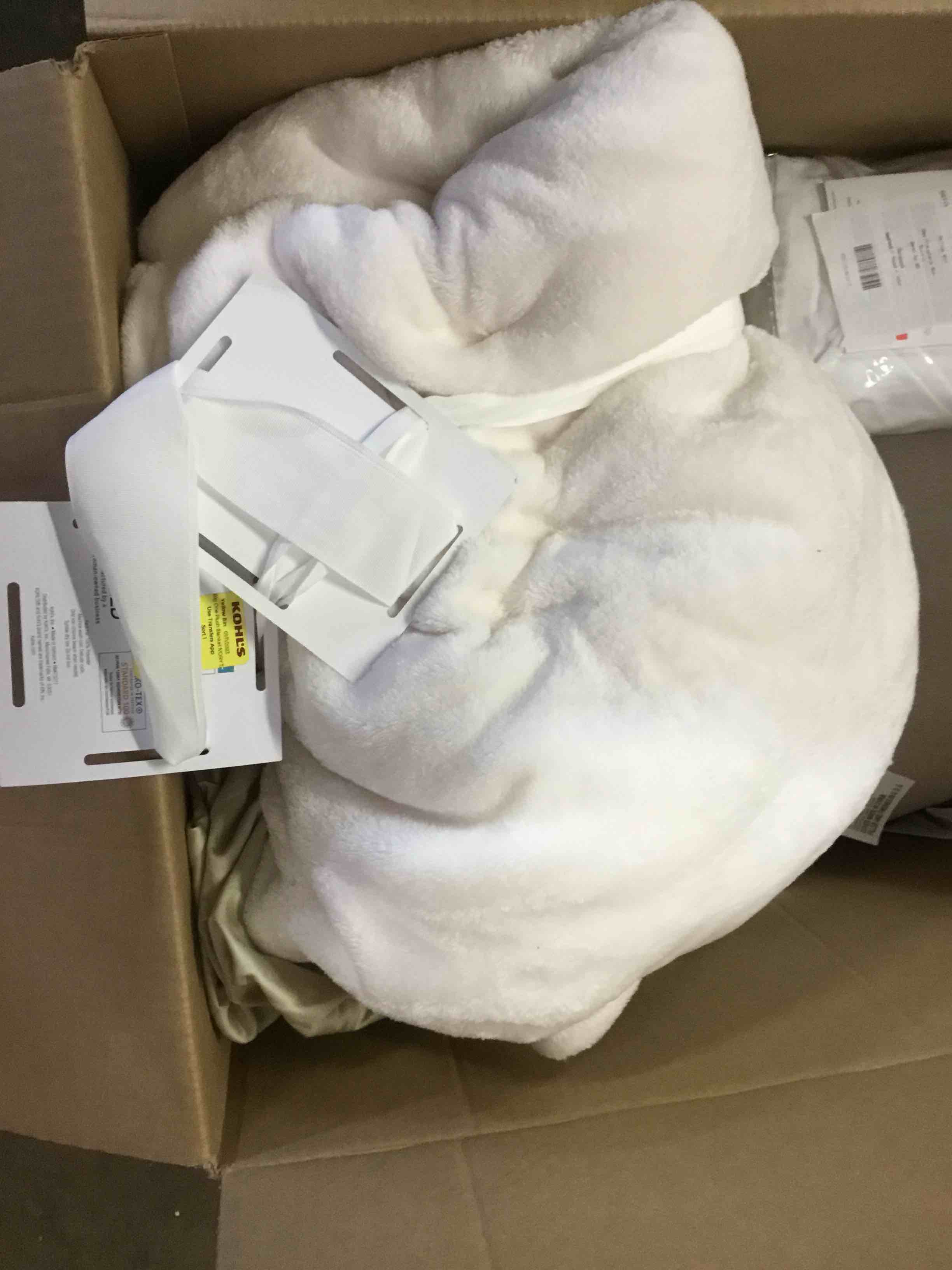 https://s3.amazonaws.com/lotting-images-prod/bidfta/YEL4919010_1689794555789.jpeg