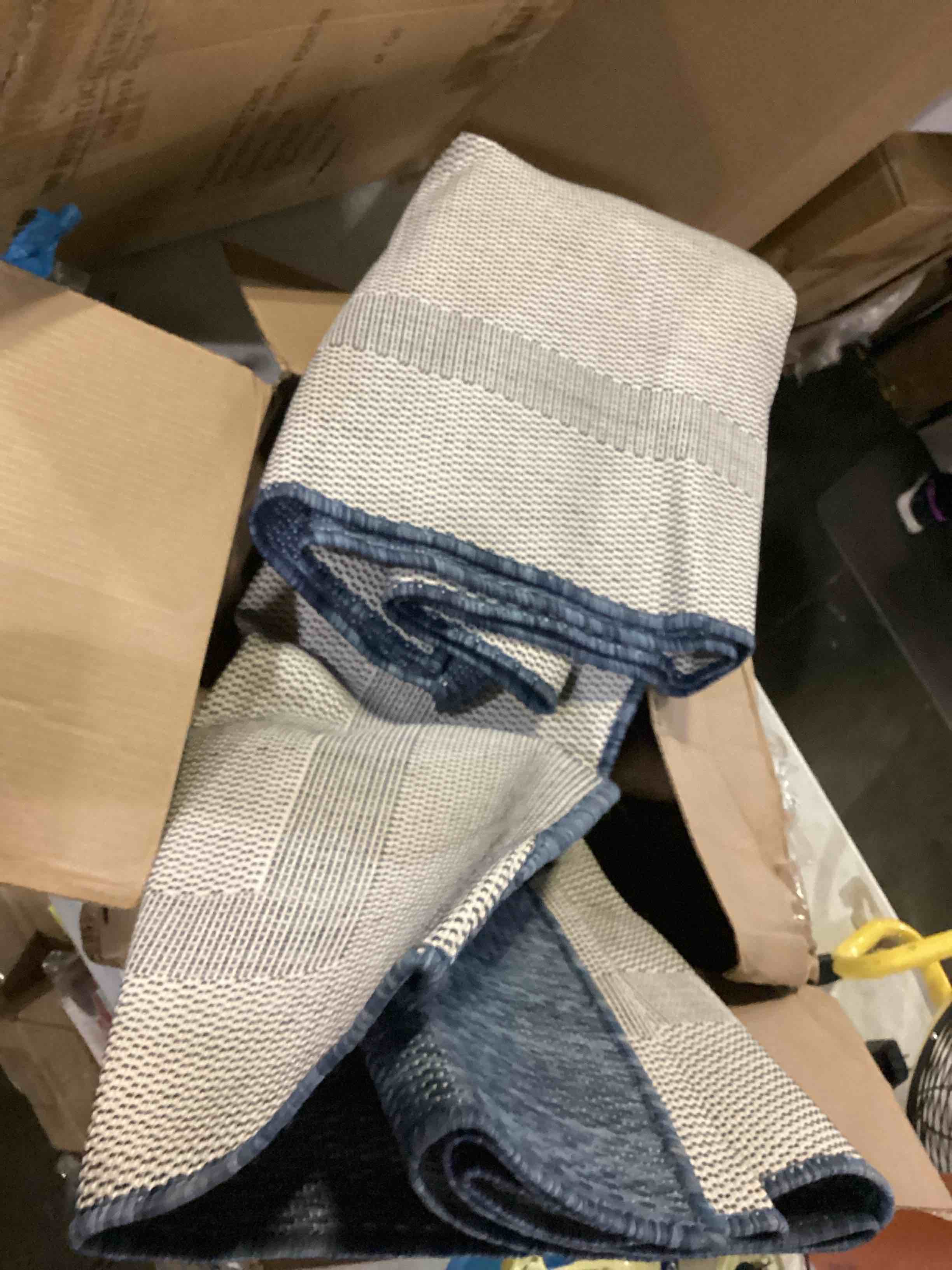 https://s3.amazonaws.com/lotting-images-prod/bidfta/YEL4929897_1726057531767.jpeg