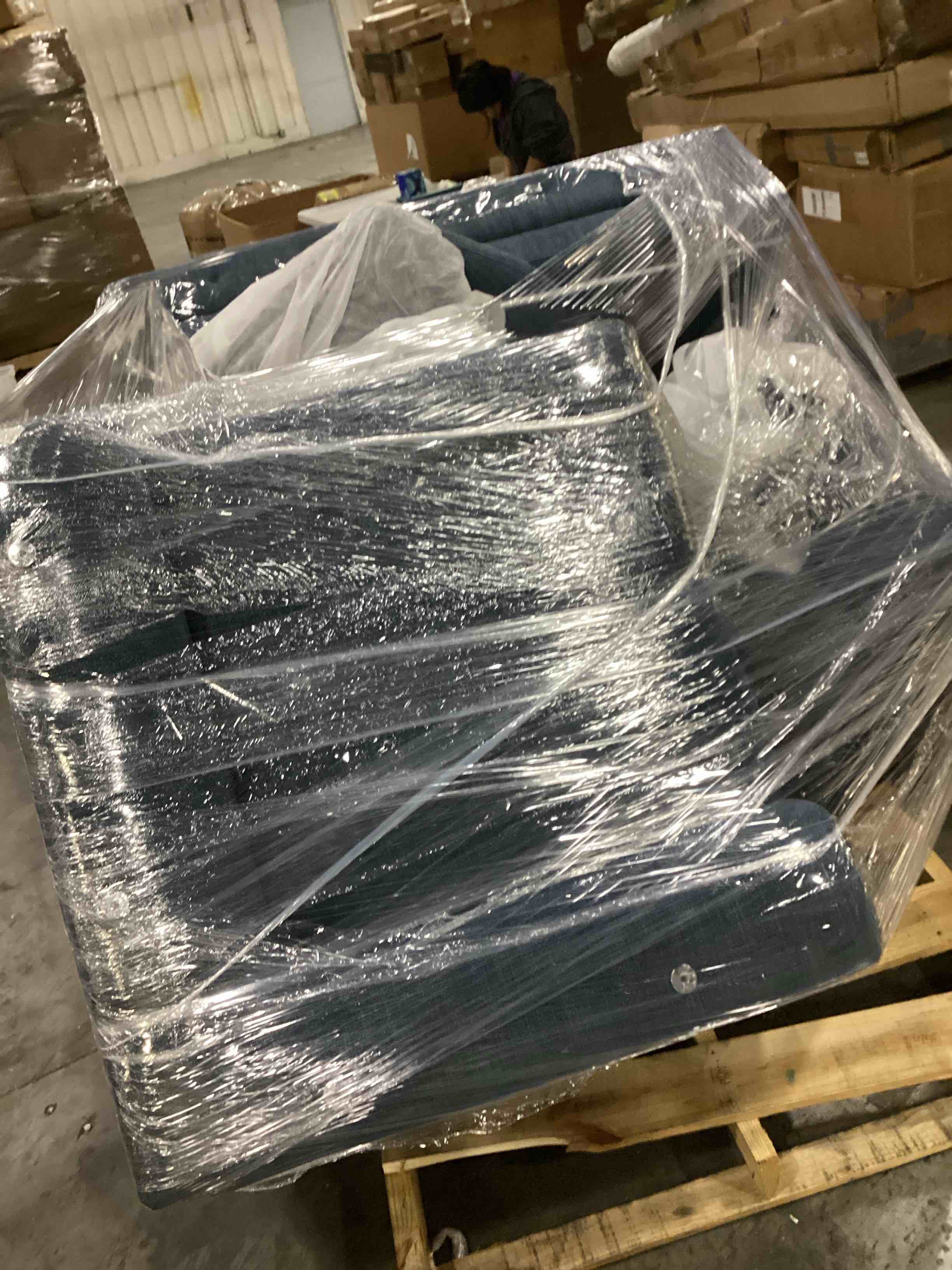 https://s3.amazonaws.com/lotting-images-prod/bidfta/YEL4939535_1728563394834.jpeg