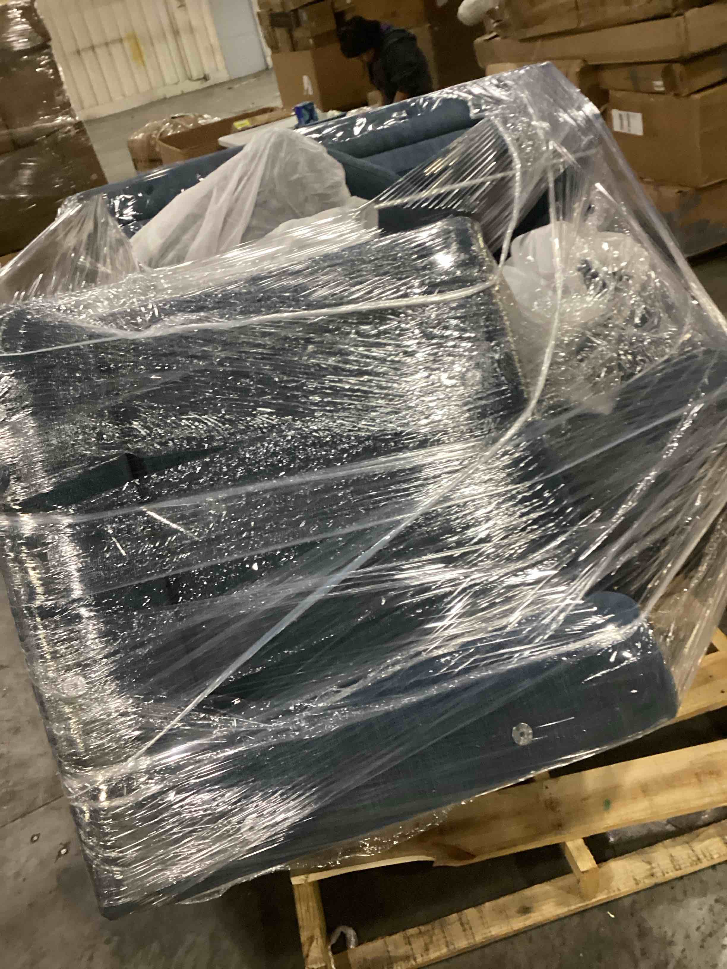 https://s3.amazonaws.com/lotting-images-prod/bidfta/YEL4939535_1728563395794.jpeg