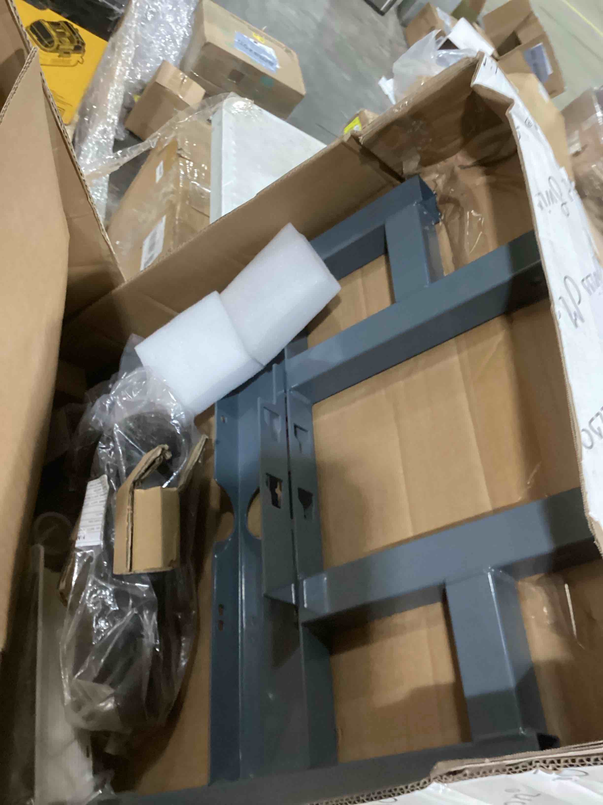 https://s3.amazonaws.com/lotting-images-prod/bidfta/YEL4939839_1728930945051.jpeg
