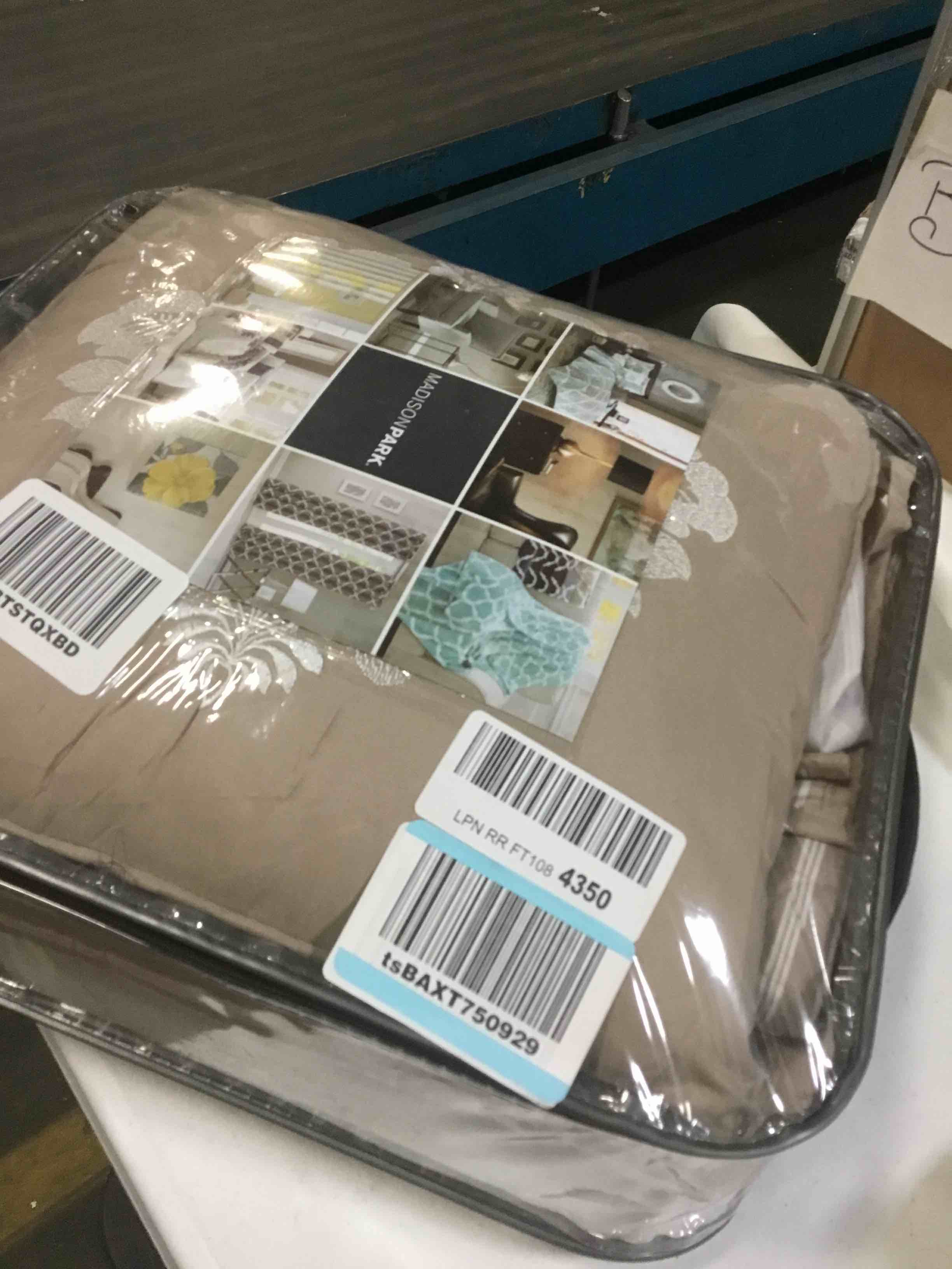 https://s3.amazonaws.com/lotting-images-prod/bidfta/YEL5000416_1687534118717.jpeg