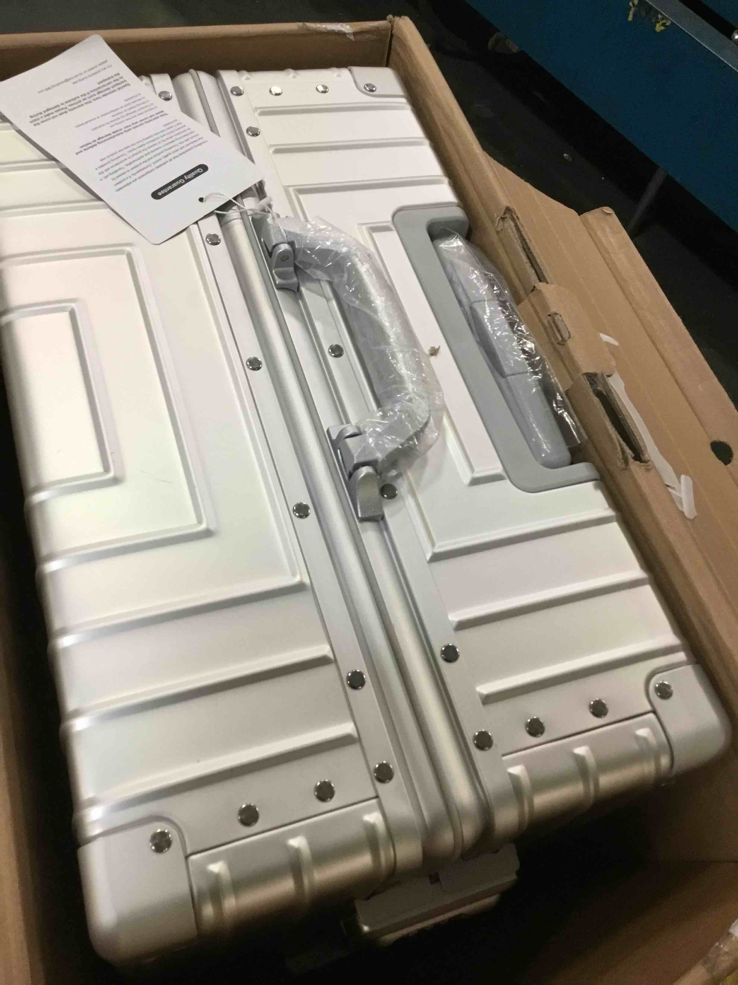 https://s3.amazonaws.com/lotting-images-prod/bidfta/YEL5049933_1686236387912.jpeg