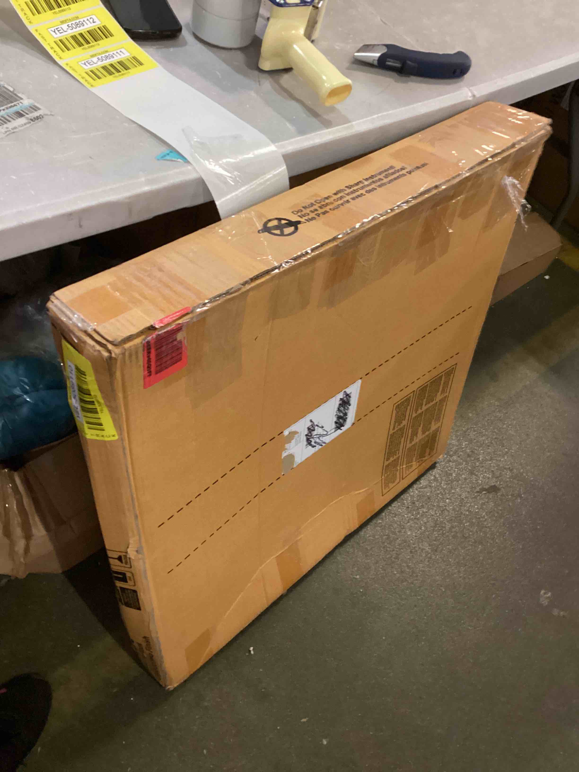 https://s3.amazonaws.com/lotting-images-prod/bidfta/YEL5089110_1703173175525.jpeg
