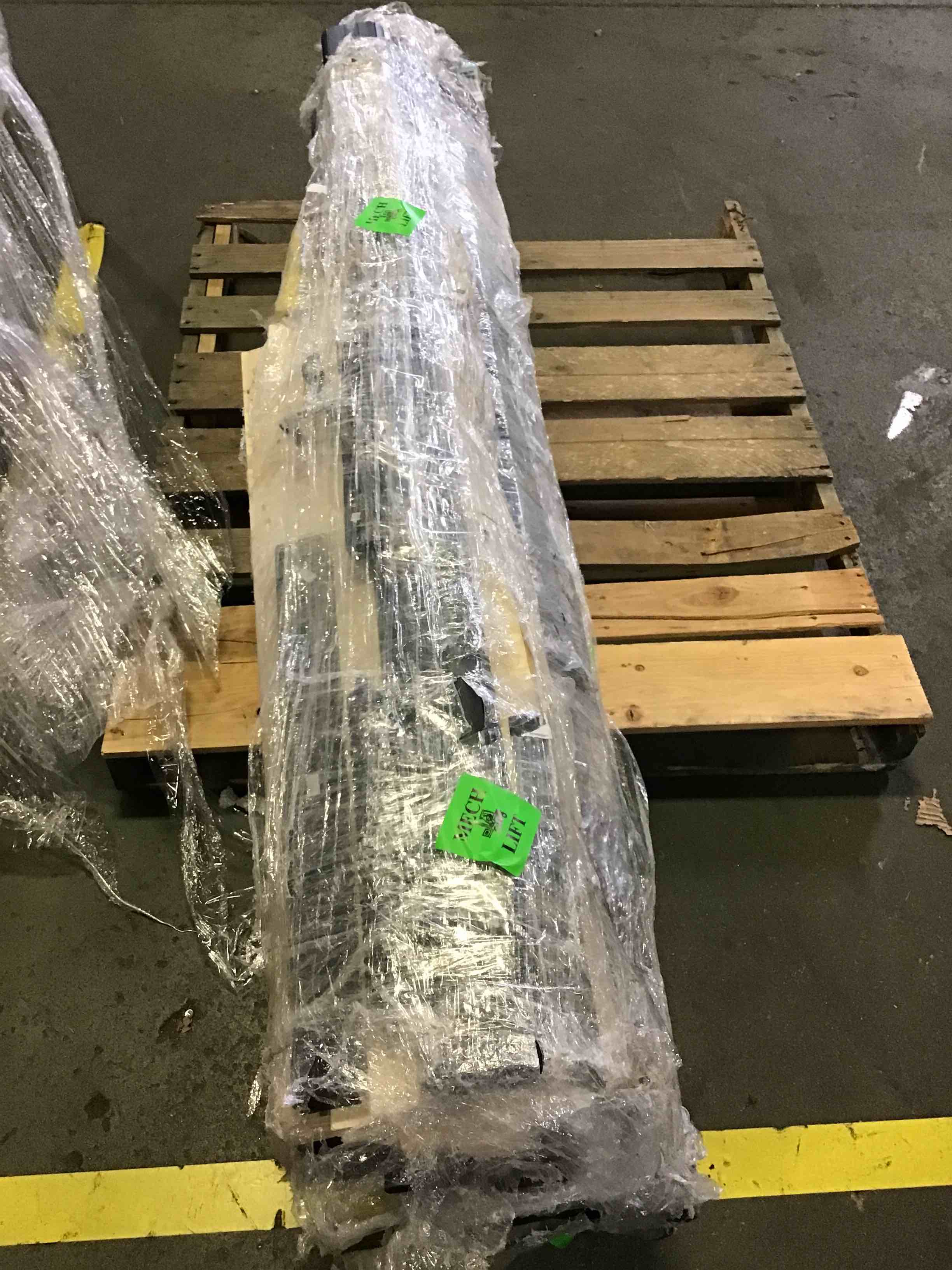 https://s3.amazonaws.com/lotting-images-prod/bidfta/YEL5119031_1692726798322.jpeg