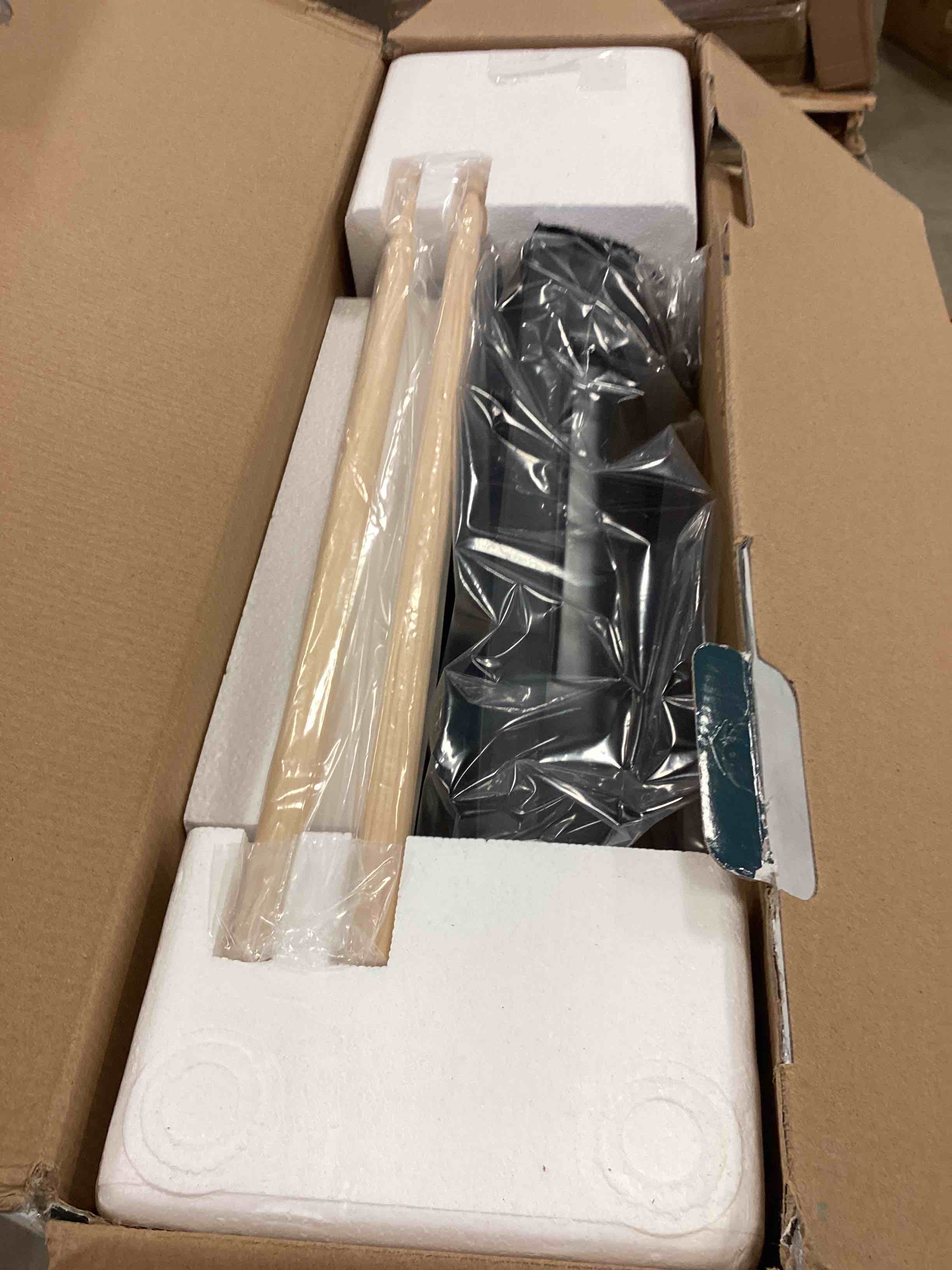 https://s3.amazonaws.com/lotting-images-prod/bidfta/YEL5126562_1690806122316.jpeg