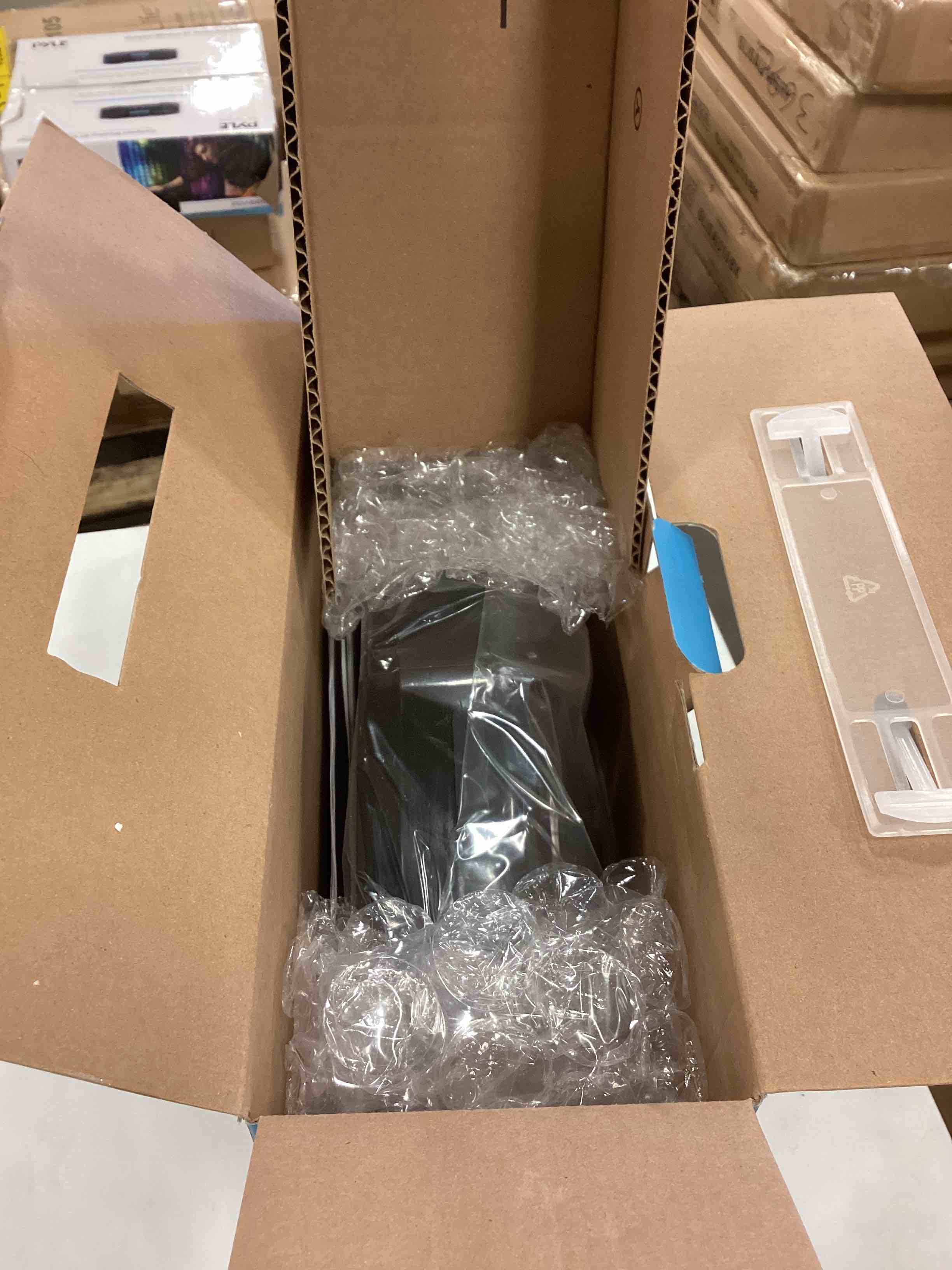 https://s3.amazonaws.com/lotting-images-prod/bidfta/YEL5129983_1693414408621.jpeg