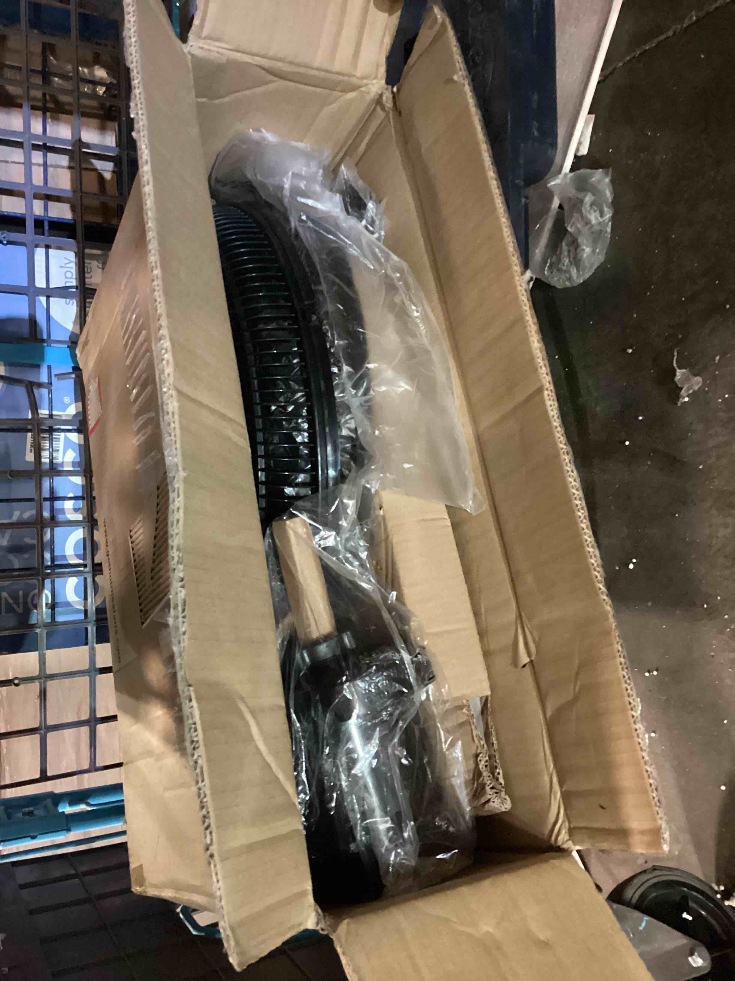 https://s3.amazonaws.com/lotting-images-prod/bidfta/YEL5162298_1699033369392.jpeg