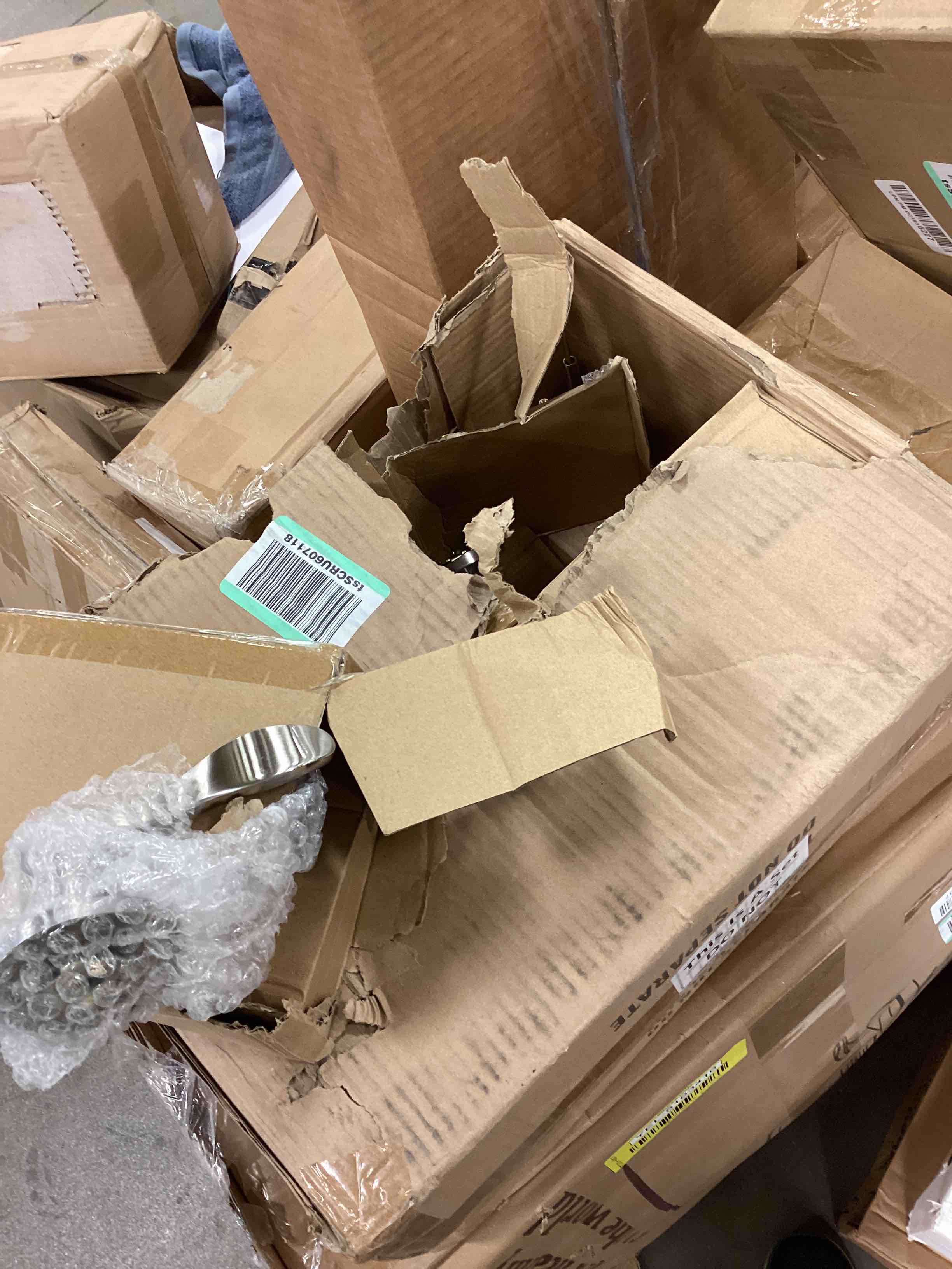 https://s3.amazonaws.com/lotting-images-prod/bidfta/YEL5163420_1699637975460.jpeg